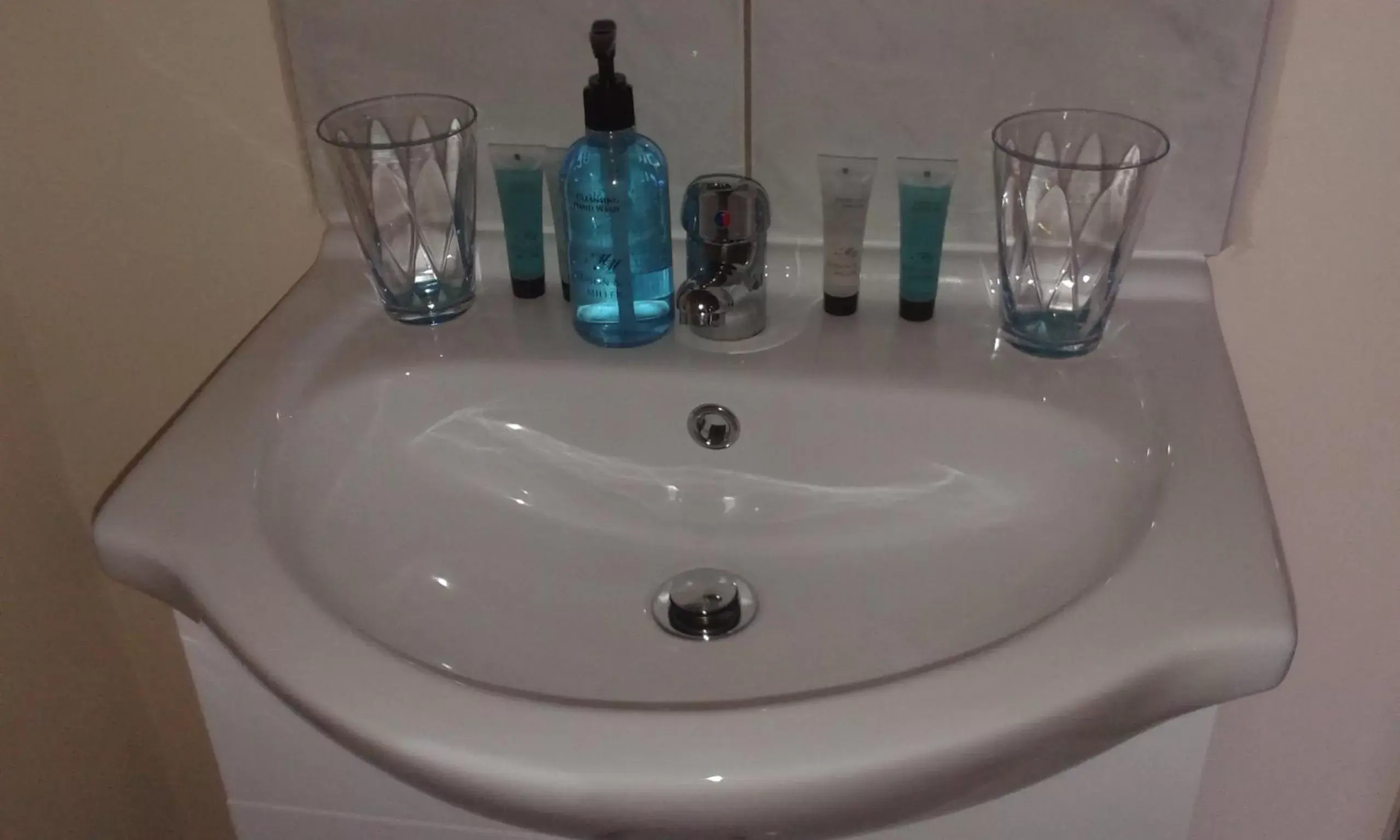 Bathroom in Ellesmere Hotel