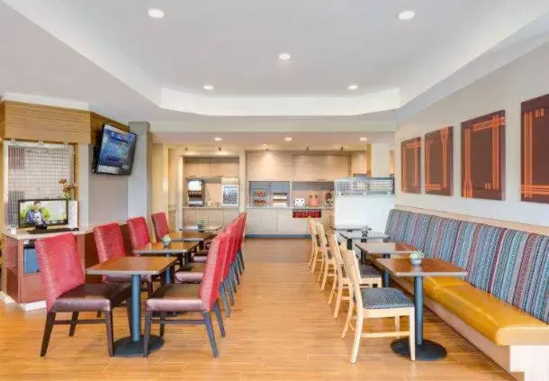 Restaurant/Places to Eat in TownePlace Suites by MarriottDetroit Canton