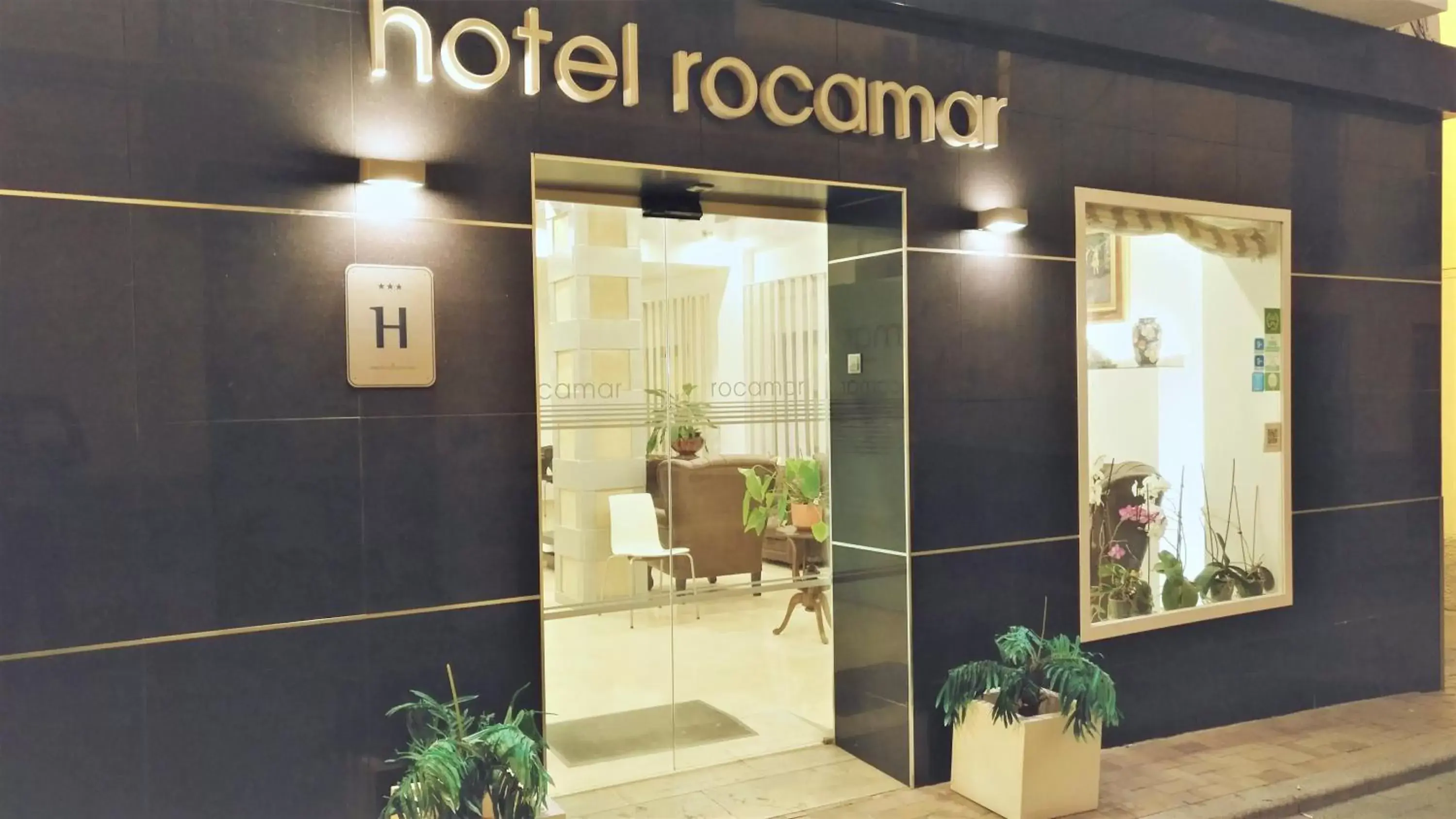 Facade/entrance in Hotel Roca-Mar