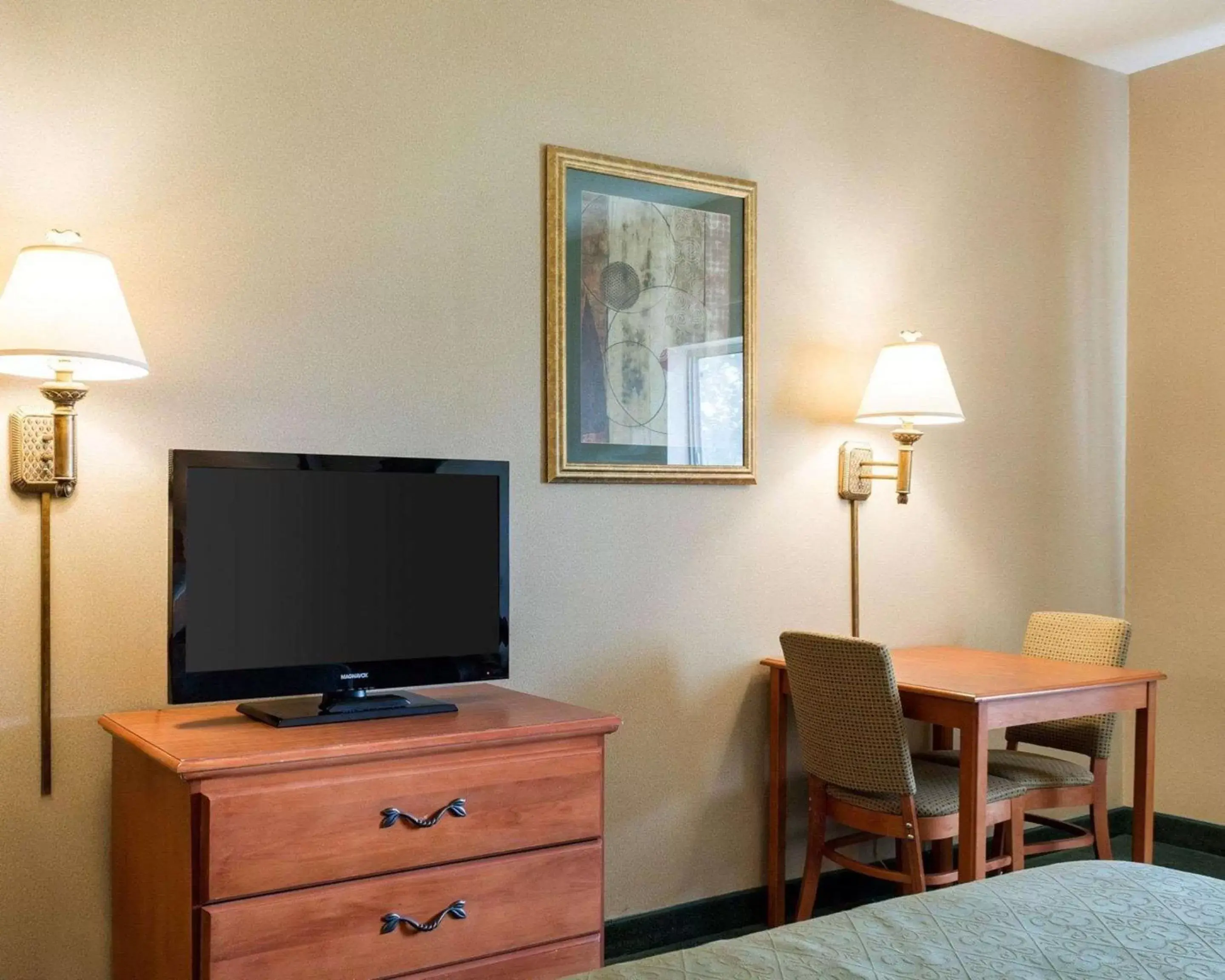 Photo of the whole room, TV/Entertainment Center in Quality Inn Brookings-University