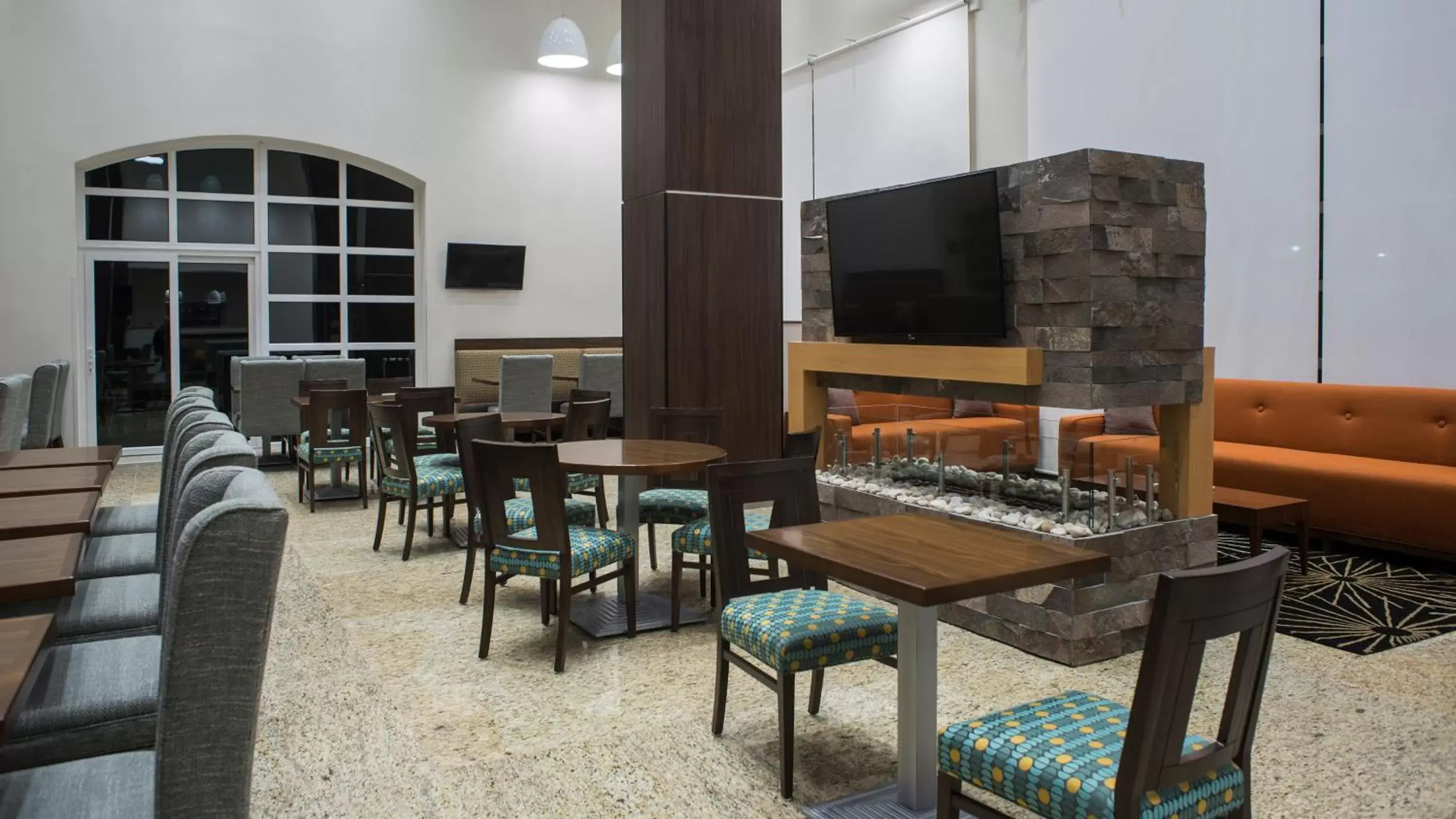 Restaurant/places to eat in Staybridge Suites Puebla, an IHG Hotel