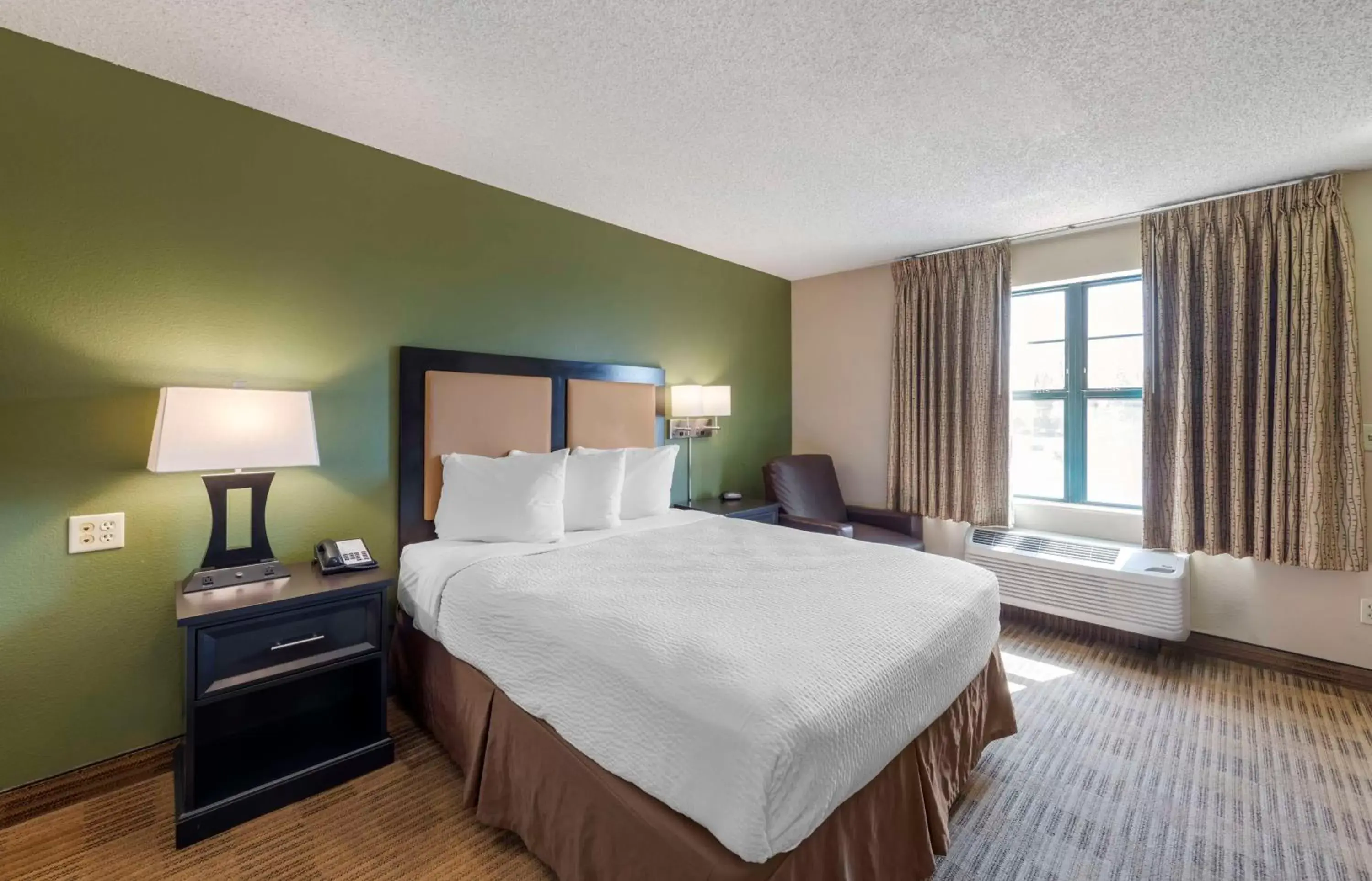 Bedroom, Bed in Extended Stay America Suites - Orange County - Katella Ave