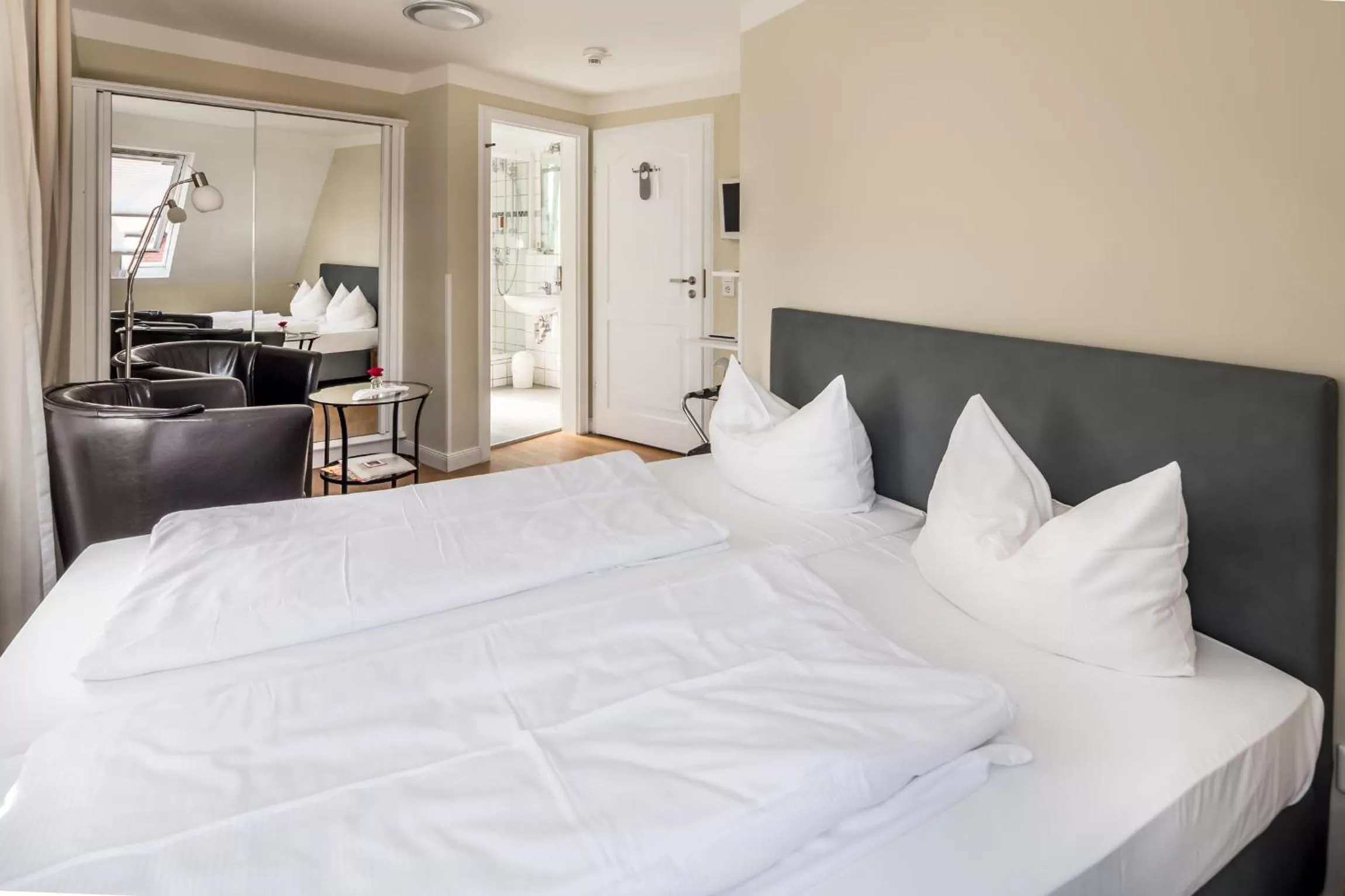 Photo of the whole room, Bed in Hotel Zum Roten Tore