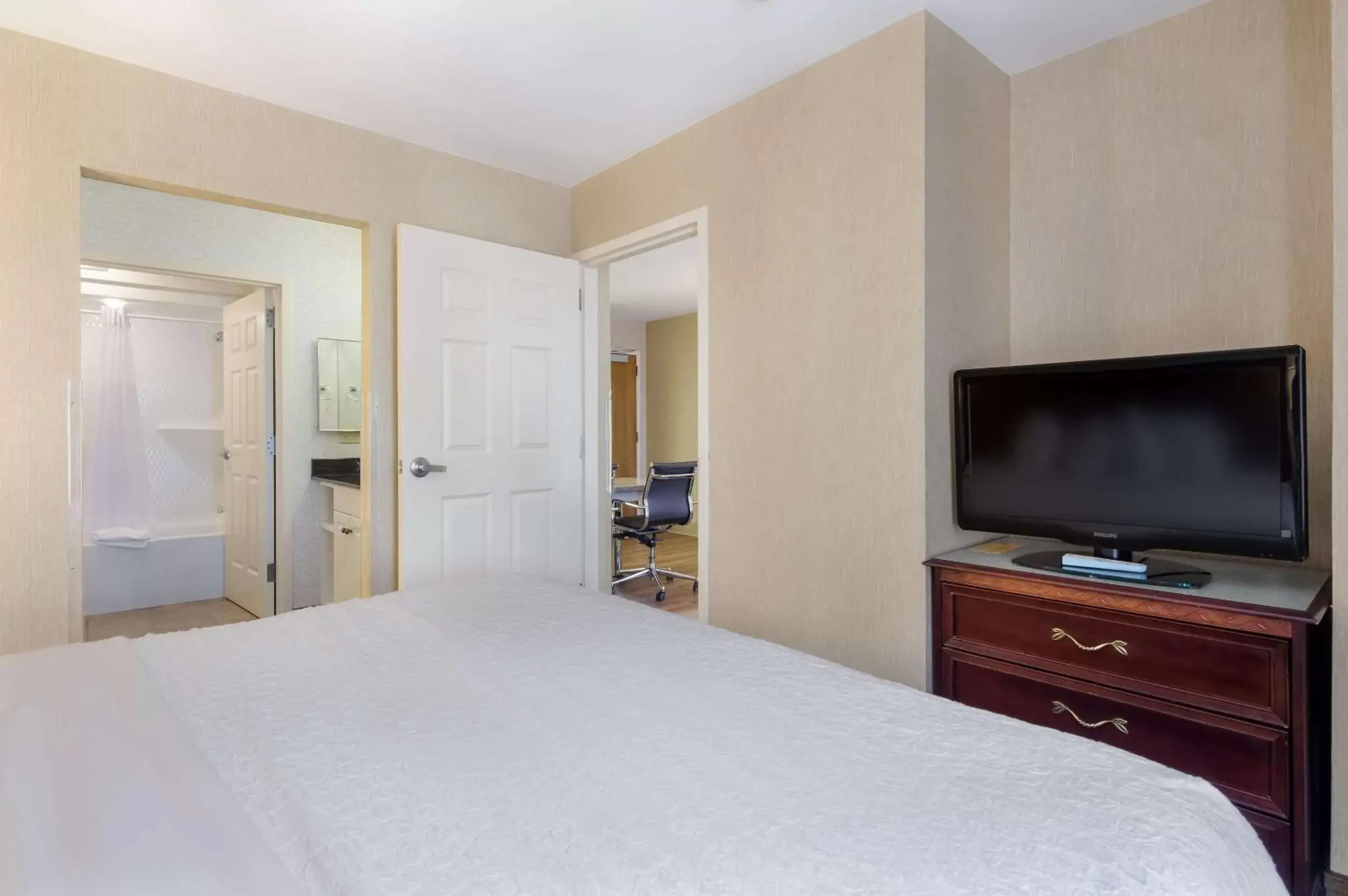 Bedroom, TV/Entertainment Center in MainStay Suites Airport