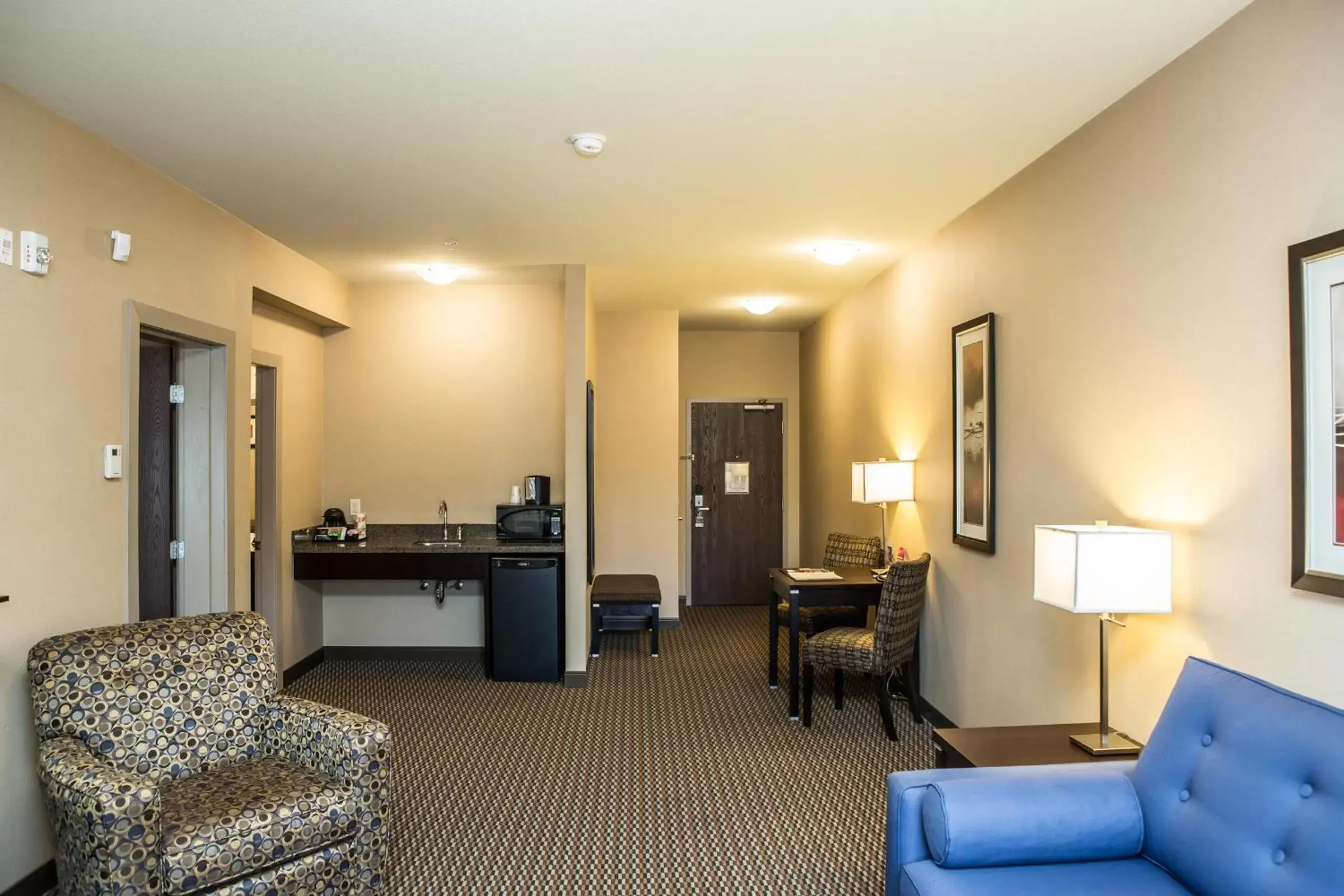 Living room, Seating Area in Comfort Suites Kelowna