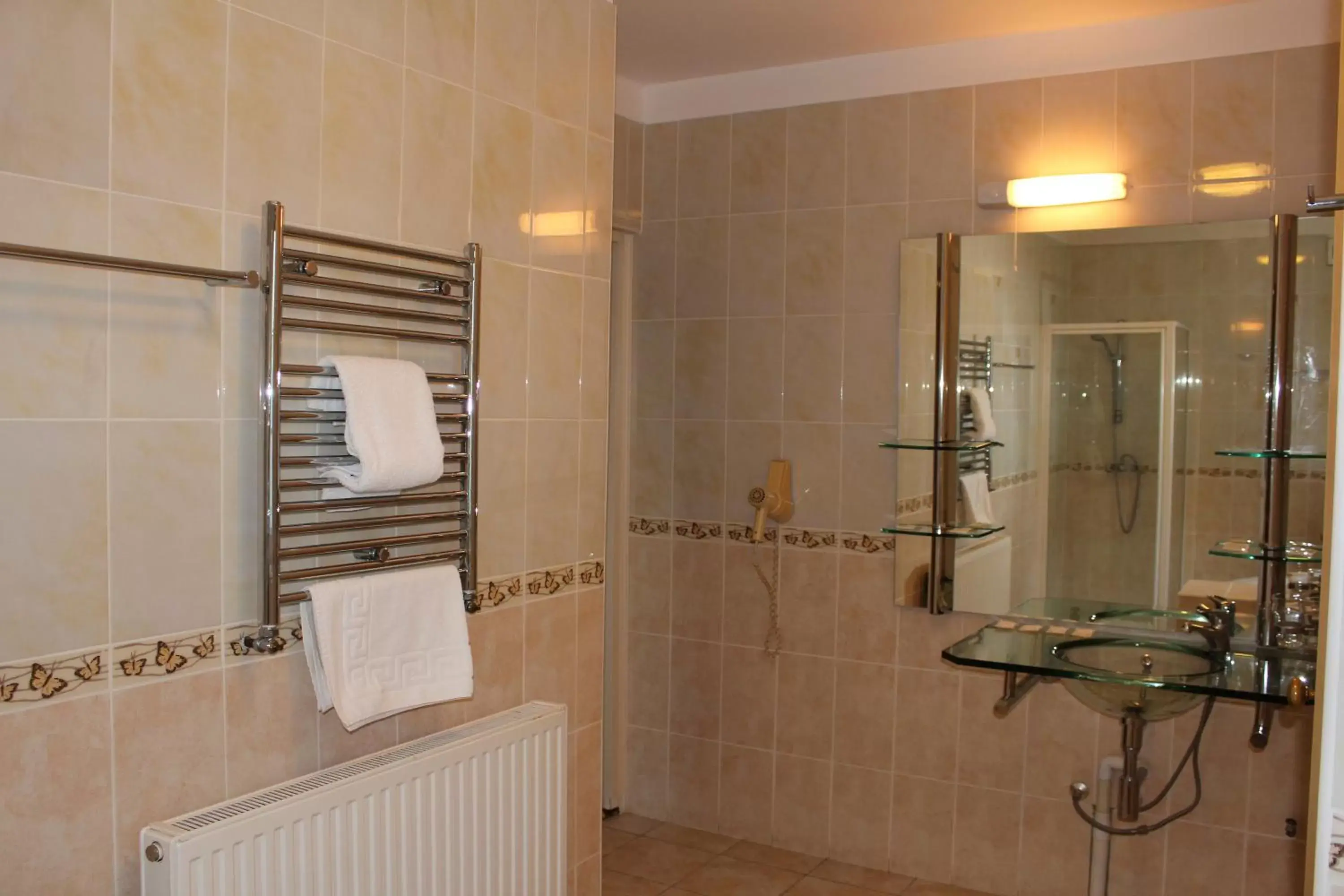Photo of the whole room, Bathroom in Desalis Hotel London Stansted