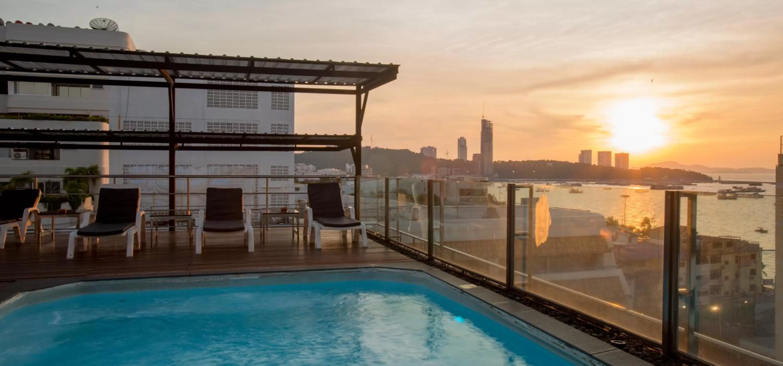 Swimming pool in Inn House- SHA Extra Plus