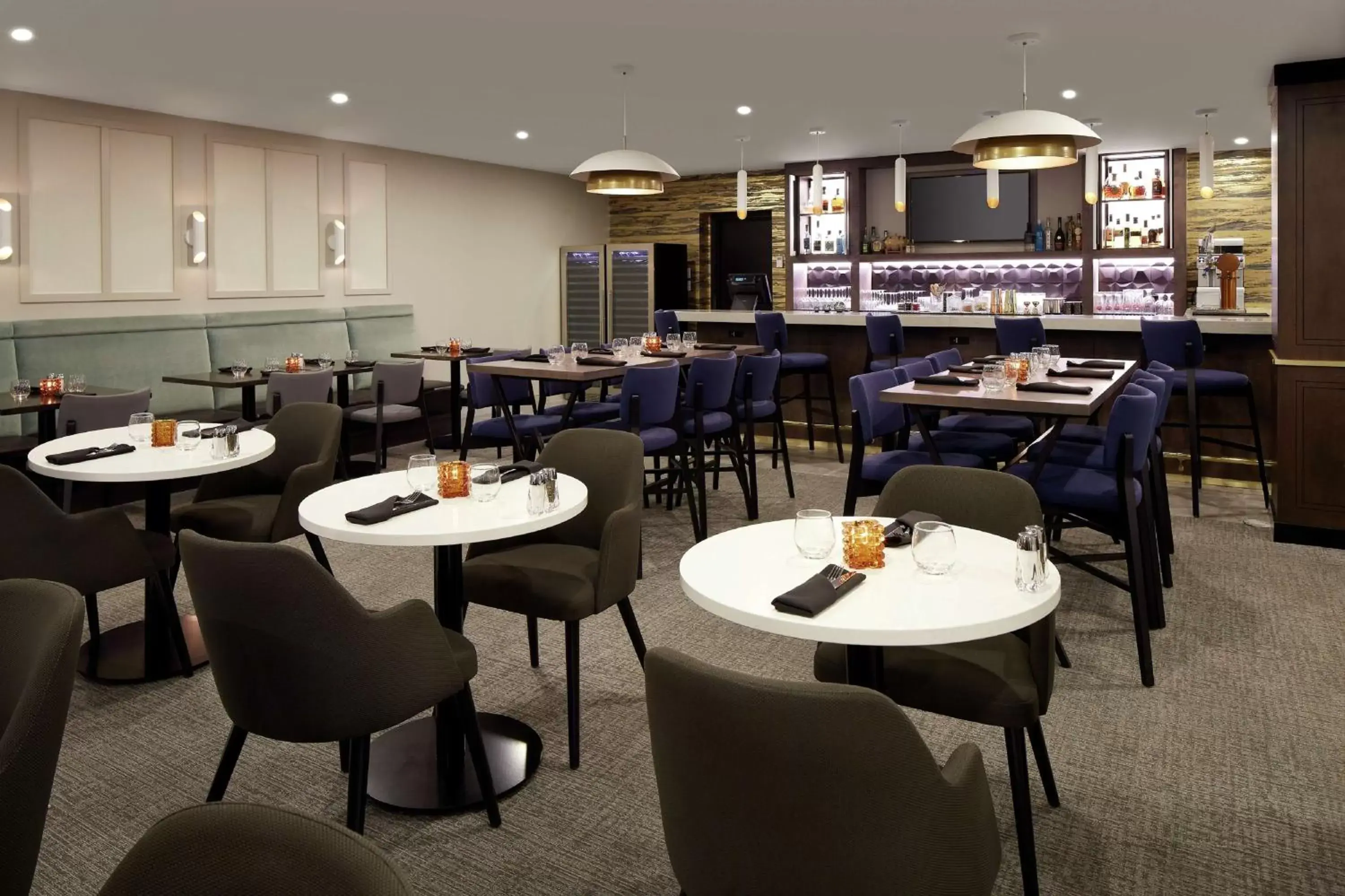 Dining area, Restaurant/Places to Eat in Doubletree By Hilton Montreal Airport