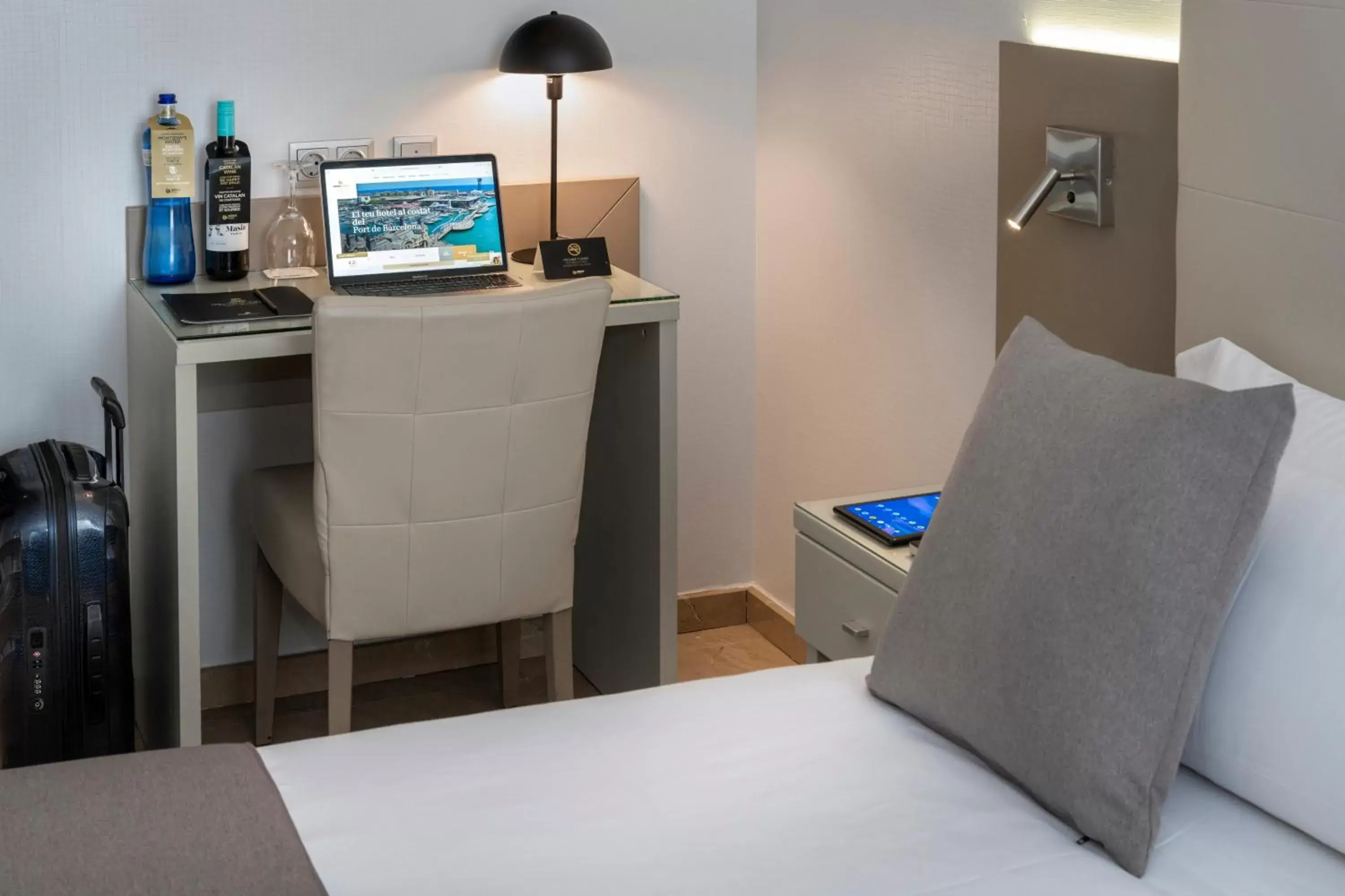 Bedroom, Bed in Hotel Serhs del Port