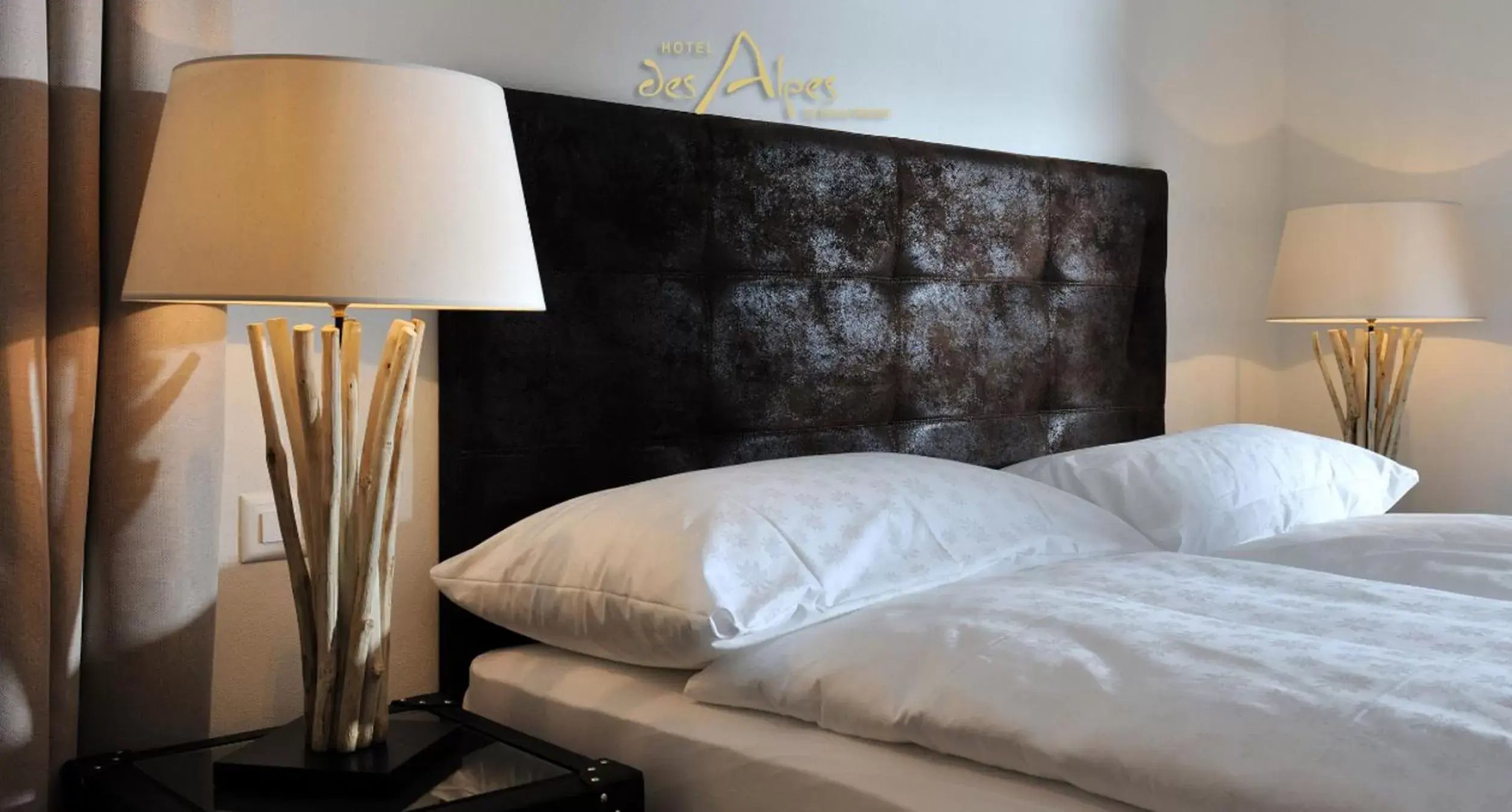Decorative detail, Bed in Hotel des Alpes Superieur
