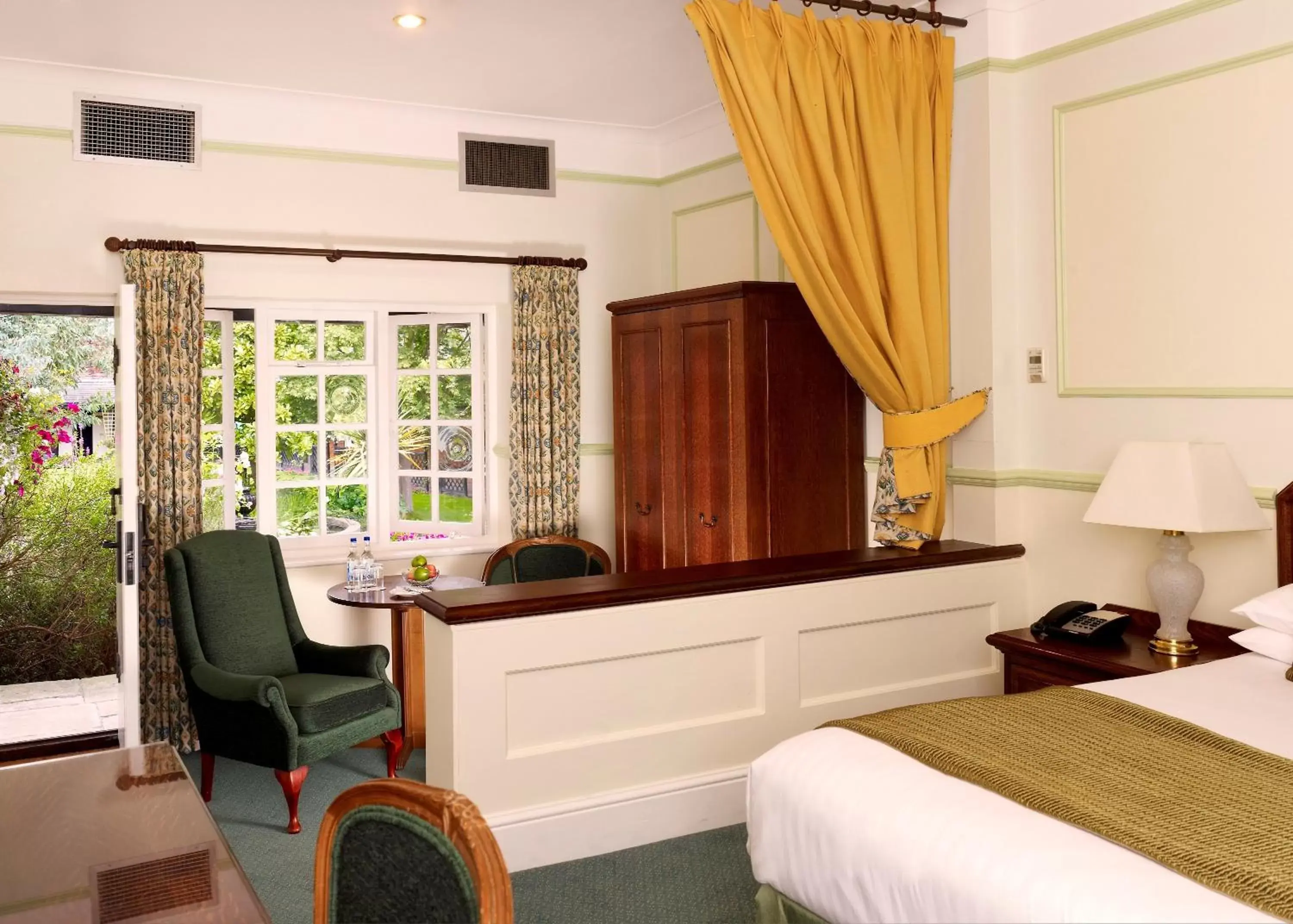 Double Room in Marygreen Manor Double Room in Marygreen Manor