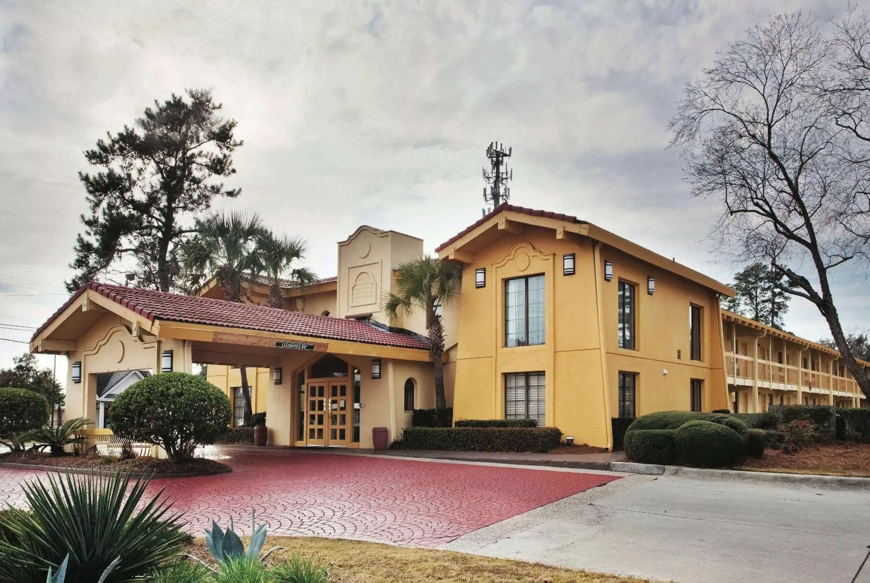 Property Building in La Quinta Inn by Wyndham Savannah Midtown