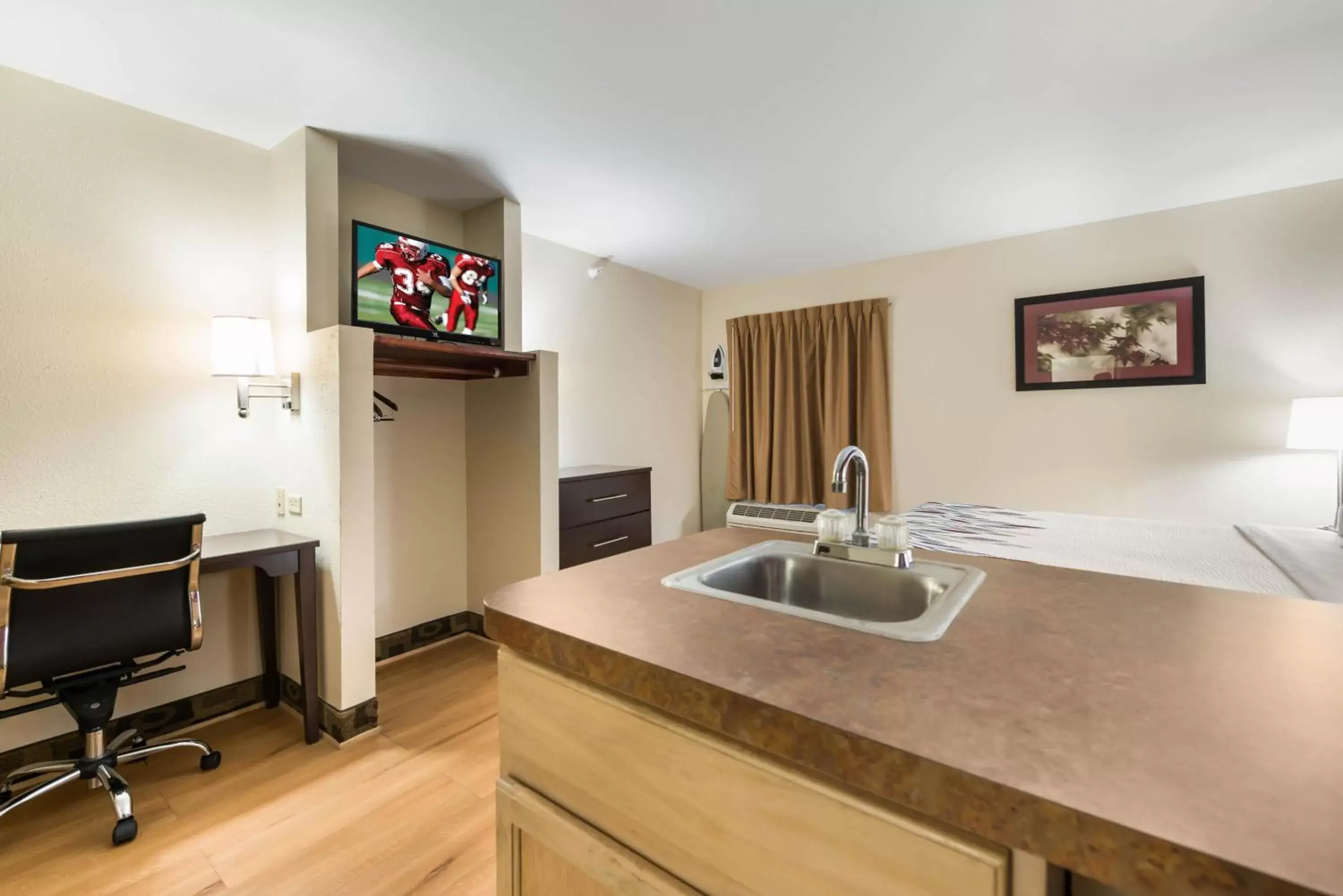 Photo of the whole room, Kitchen/Kitchenette in Red Roof Inn & Suites Monee