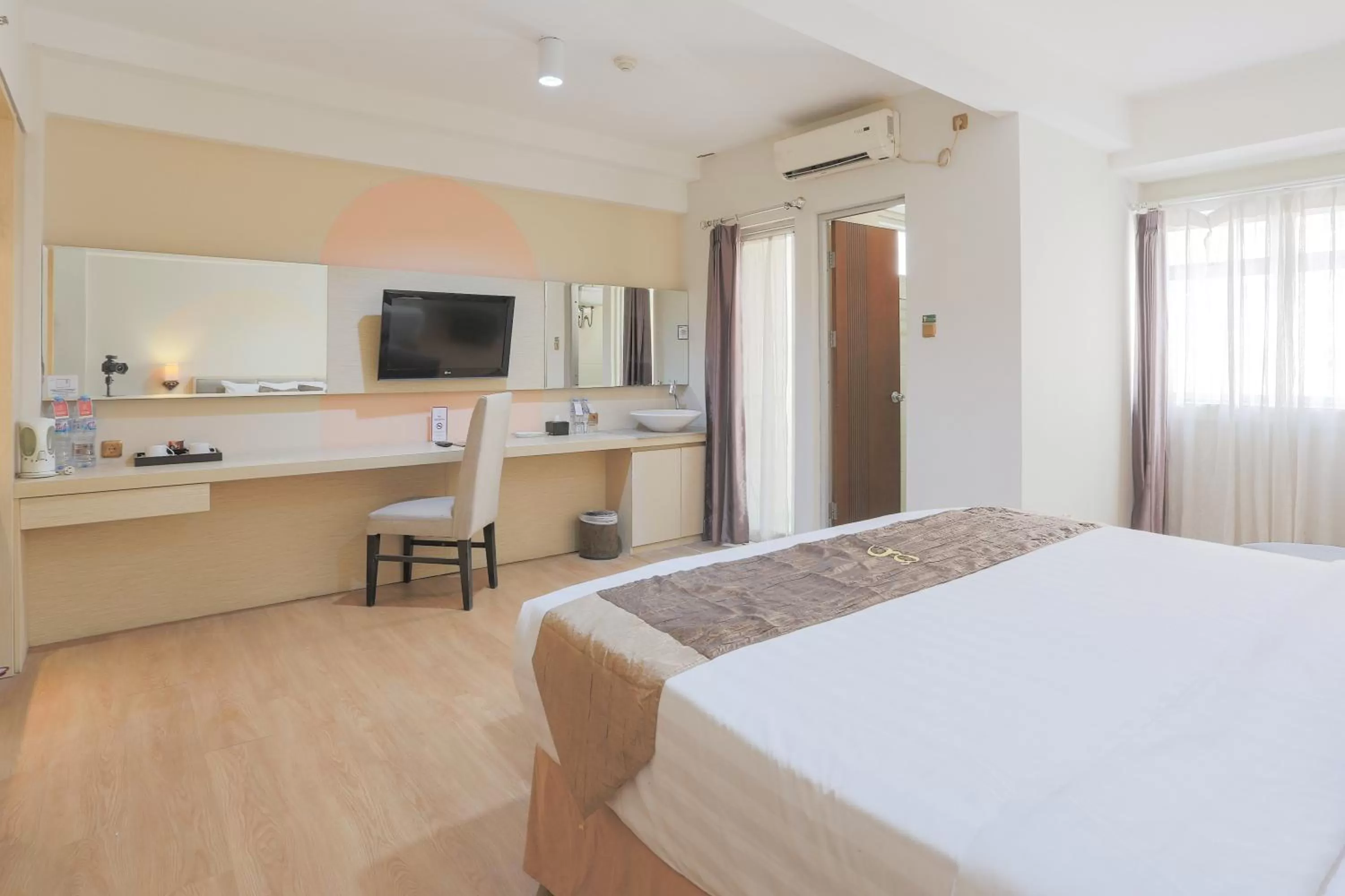 Bed in Hotel Gunawangsa Manyar