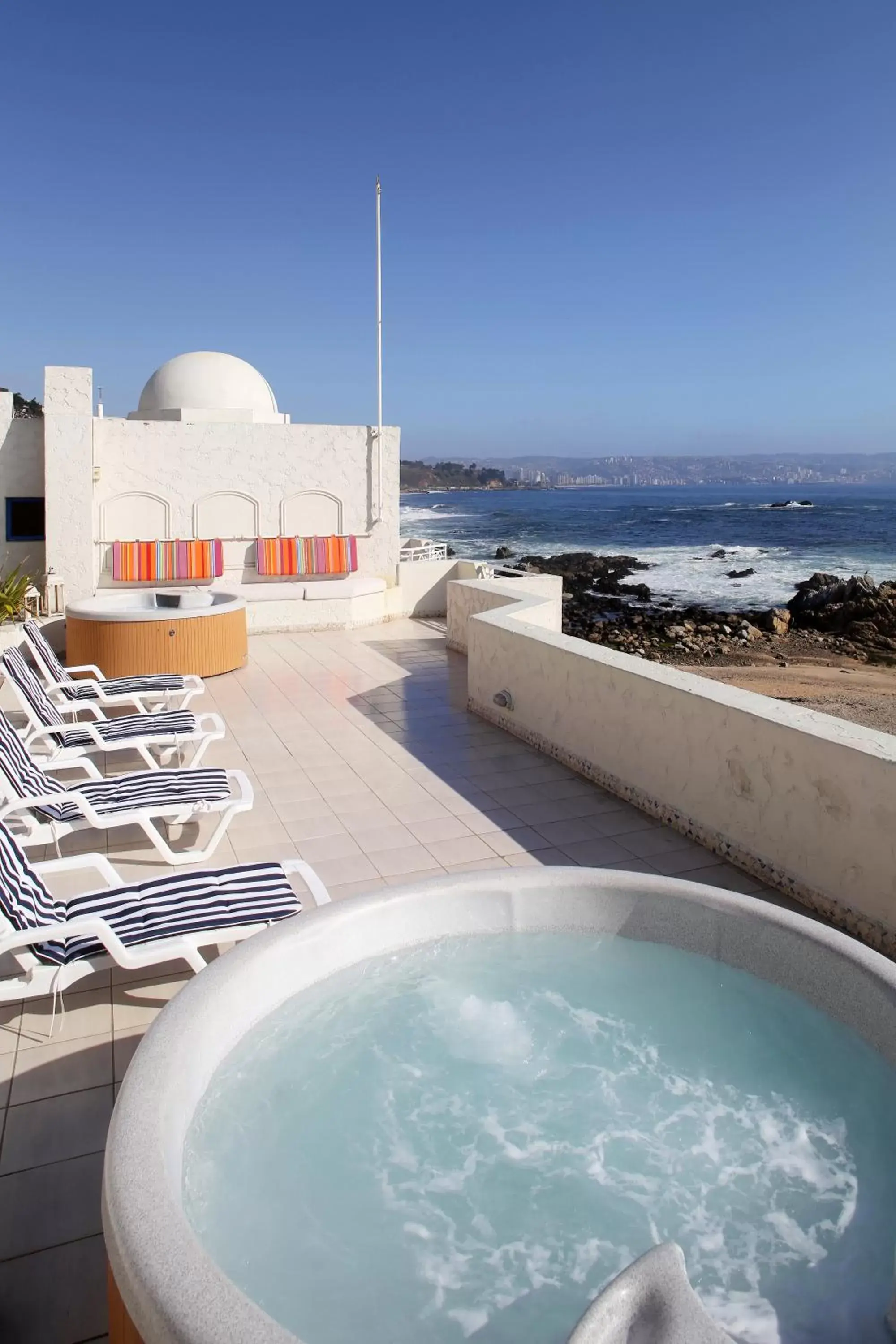 Hot Tub, Swimming Pool in MR Mar Suites (ex Neruda Mar Suites)