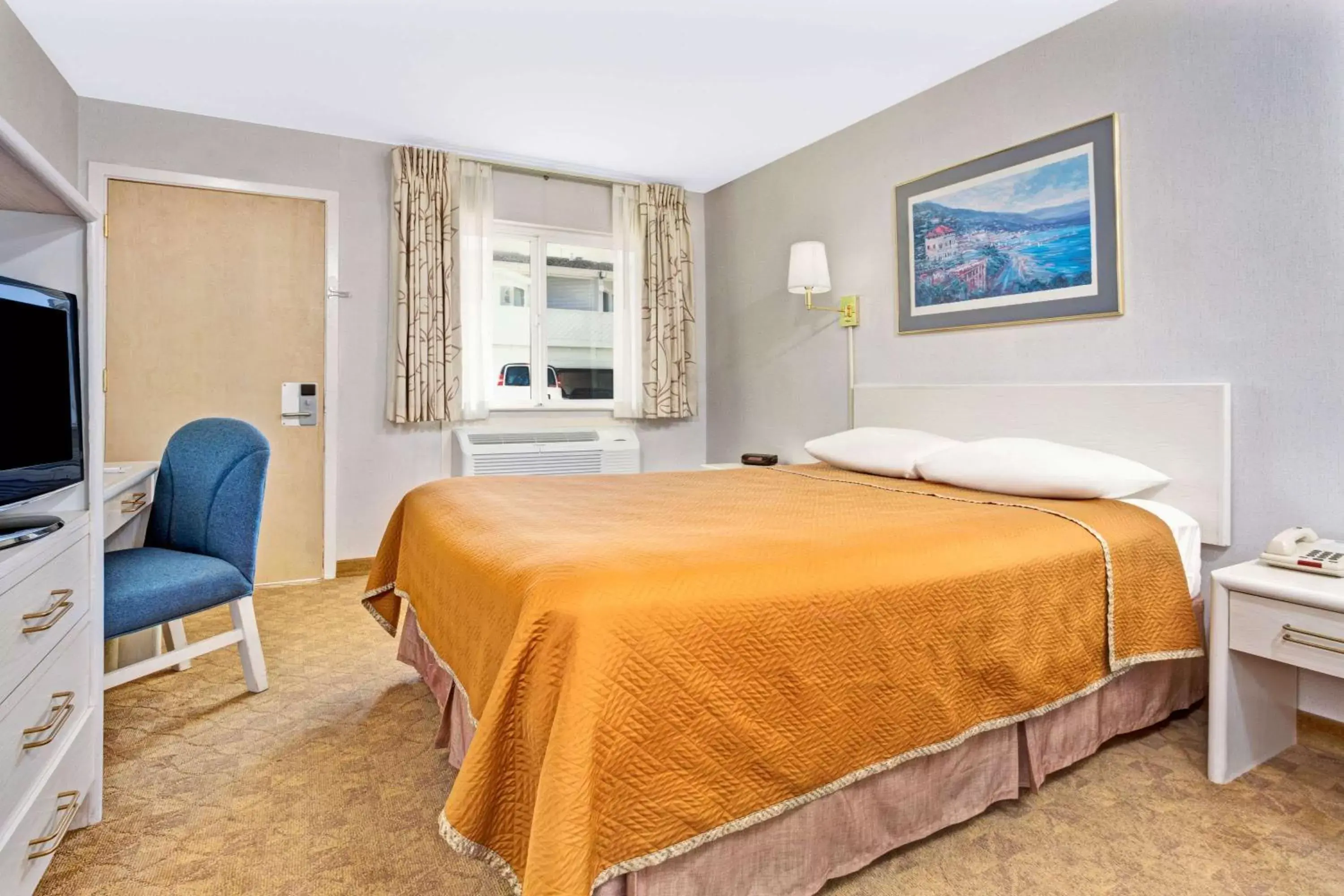 Photo of the whole room, Bed in Travelodge by Wyndham Mill Valley/Sausalito