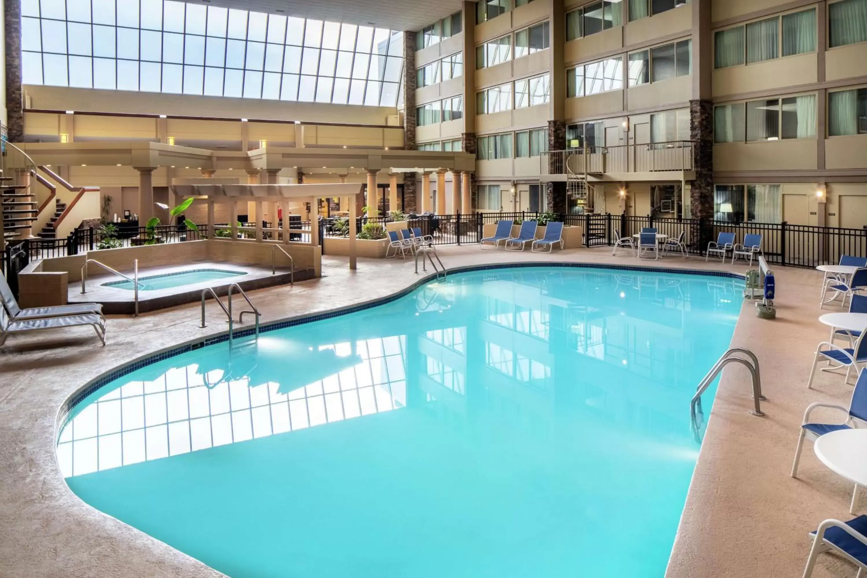 Pool view, Swimming Pool in DoubleTree by Hilton Cleveland – Westlake