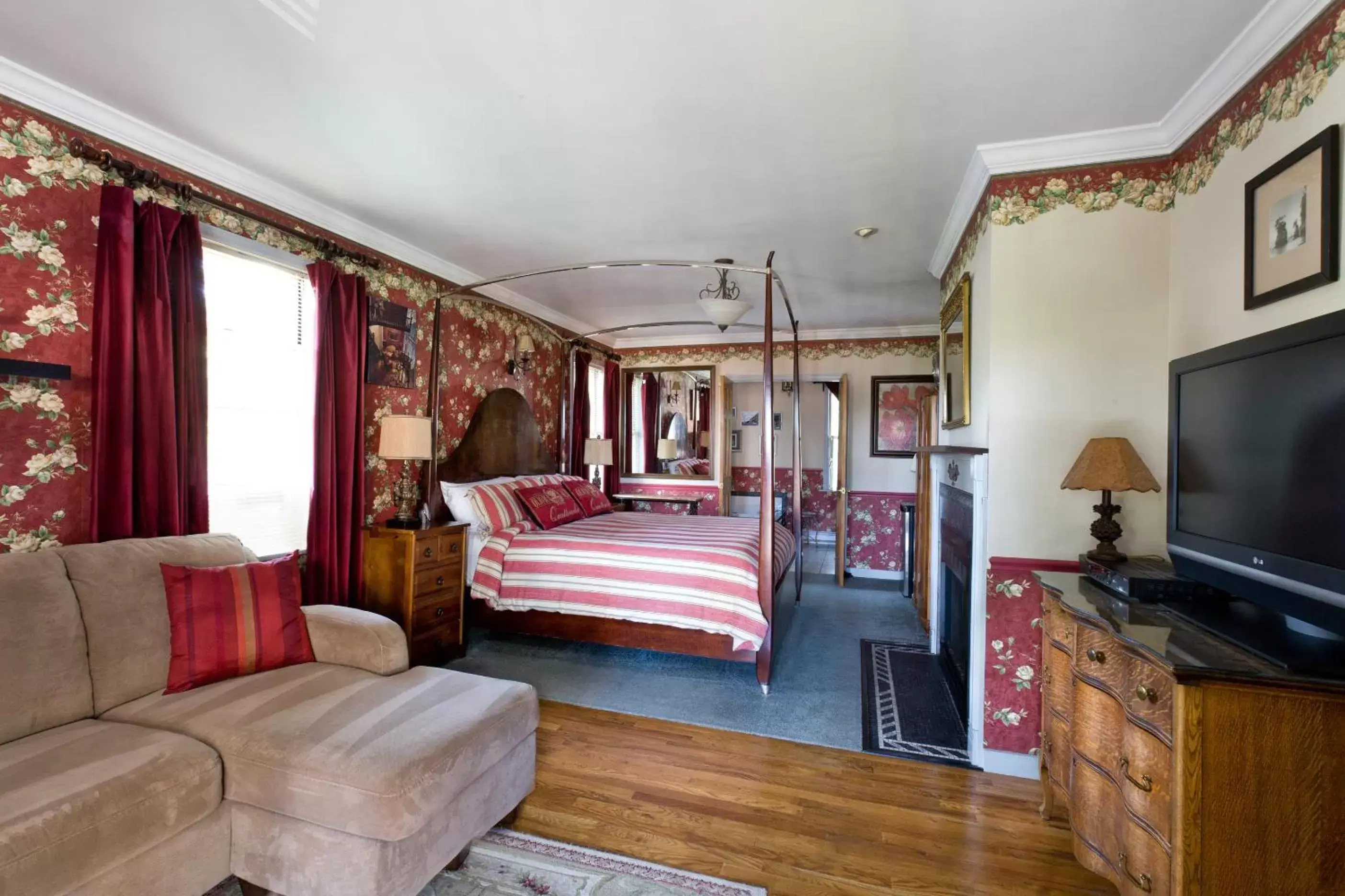 Photo of the whole room, Bed in The Reynolds Mansion