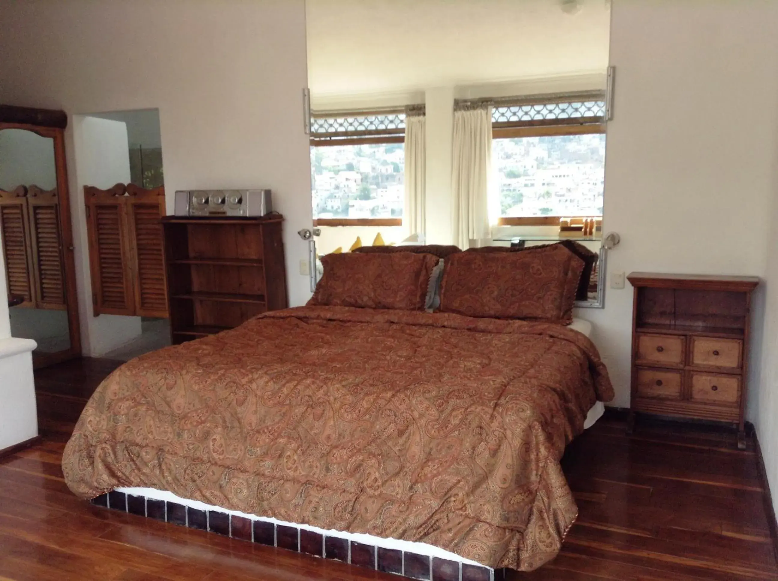 Bed in Posada de la Mision, Hotel Museo y Jardin