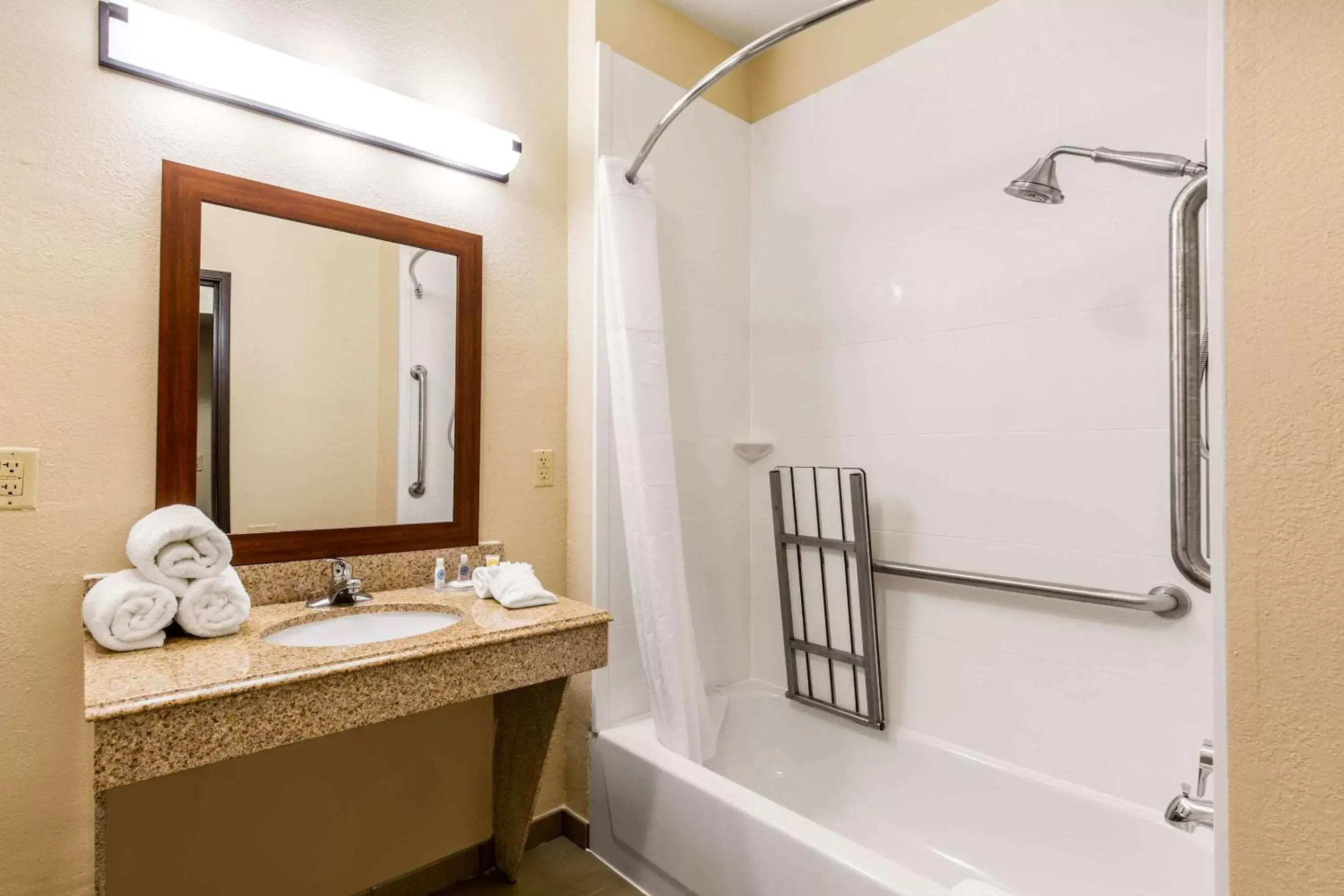 Bedroom, Bathroom in Comfort Inn & Suites IAH Bush Airport – East