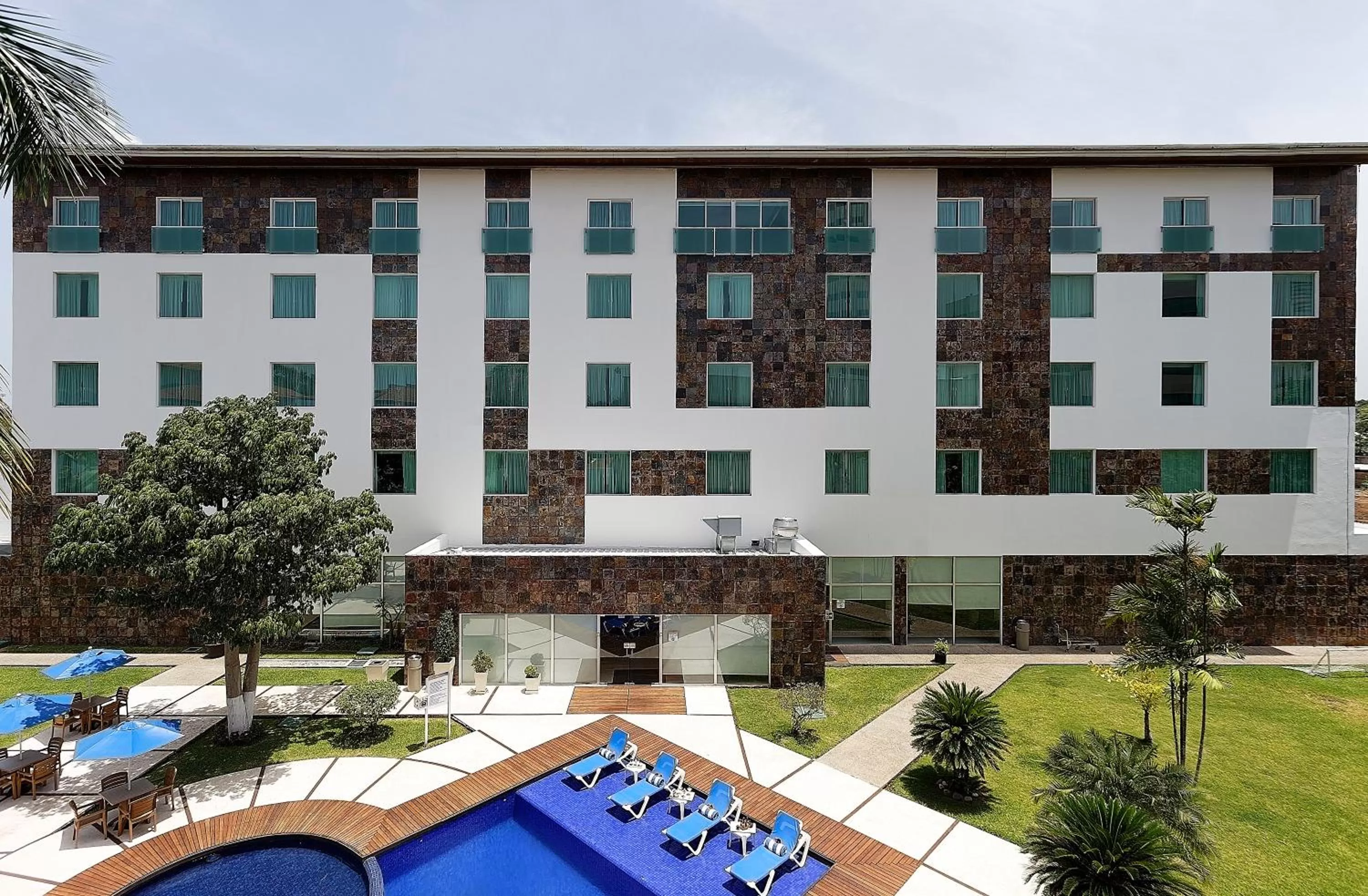 Swimming pool in Holiday Inn Express Villahermosa by IHG