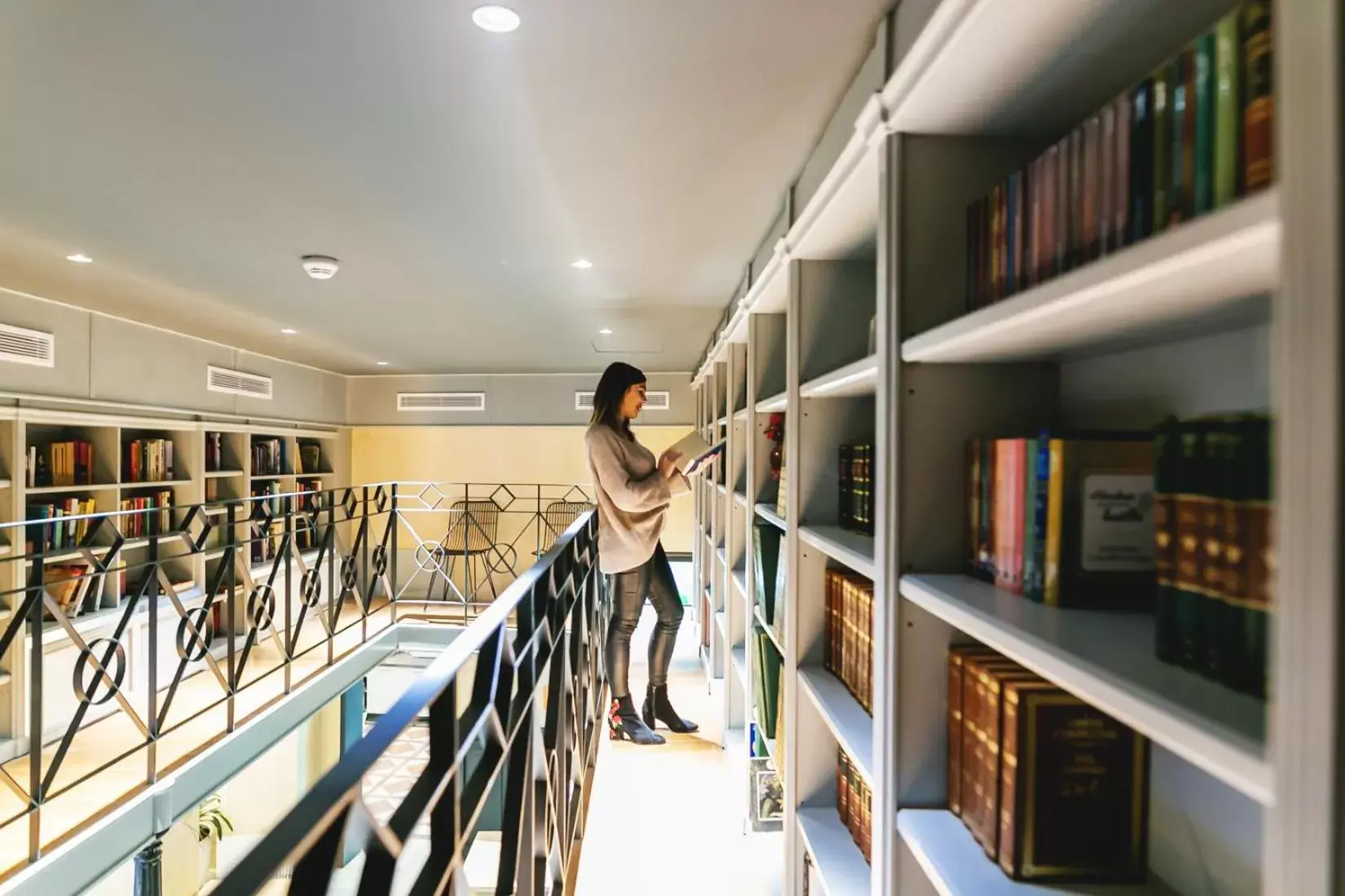 Library in Joya del Casco Boutique Hotel by Shiadu