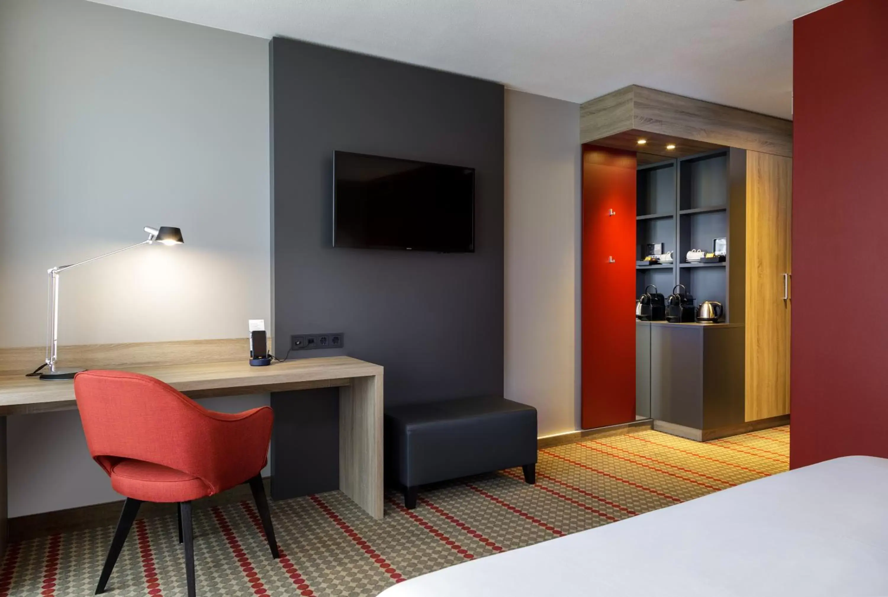 Coffee/tea facilities, TV/Entertainment Center in Ramada by Wyndham Amsterdam Airport Schiphol