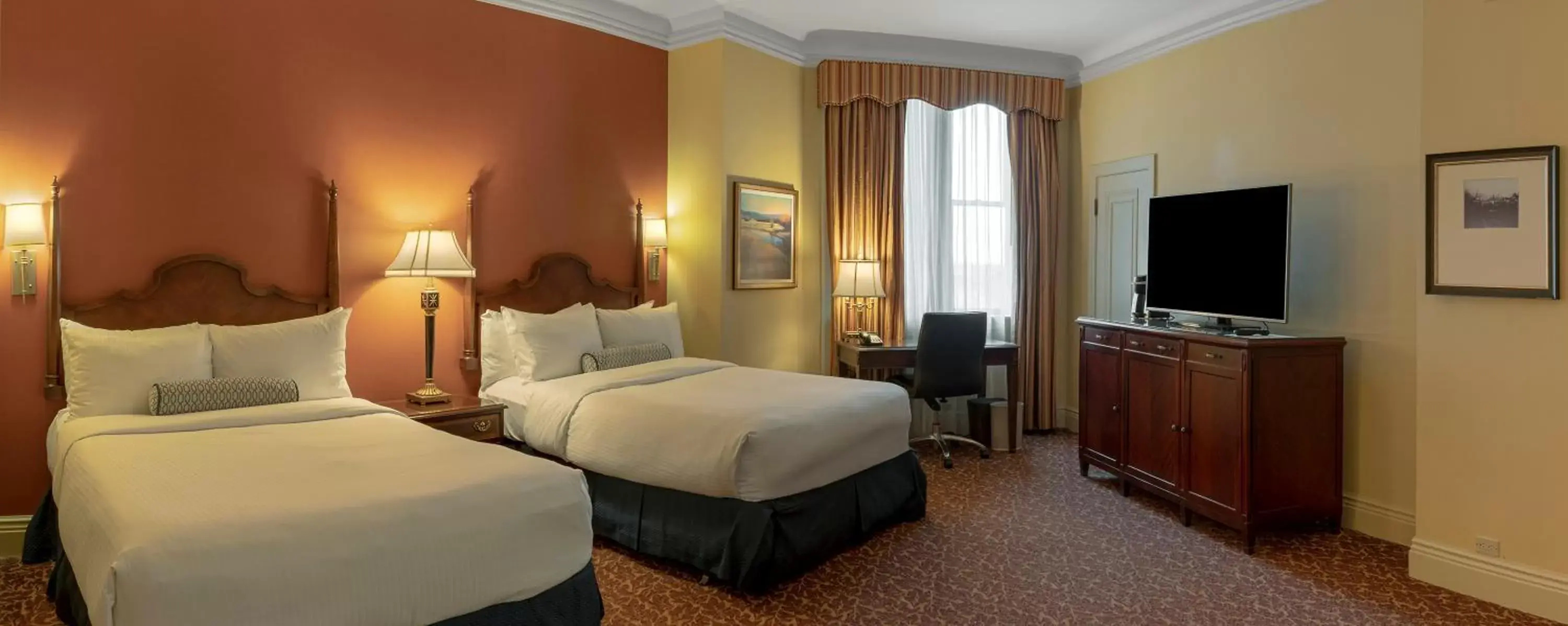 Photo of the whole room, Bed in Fairmont Hotel Macdonald