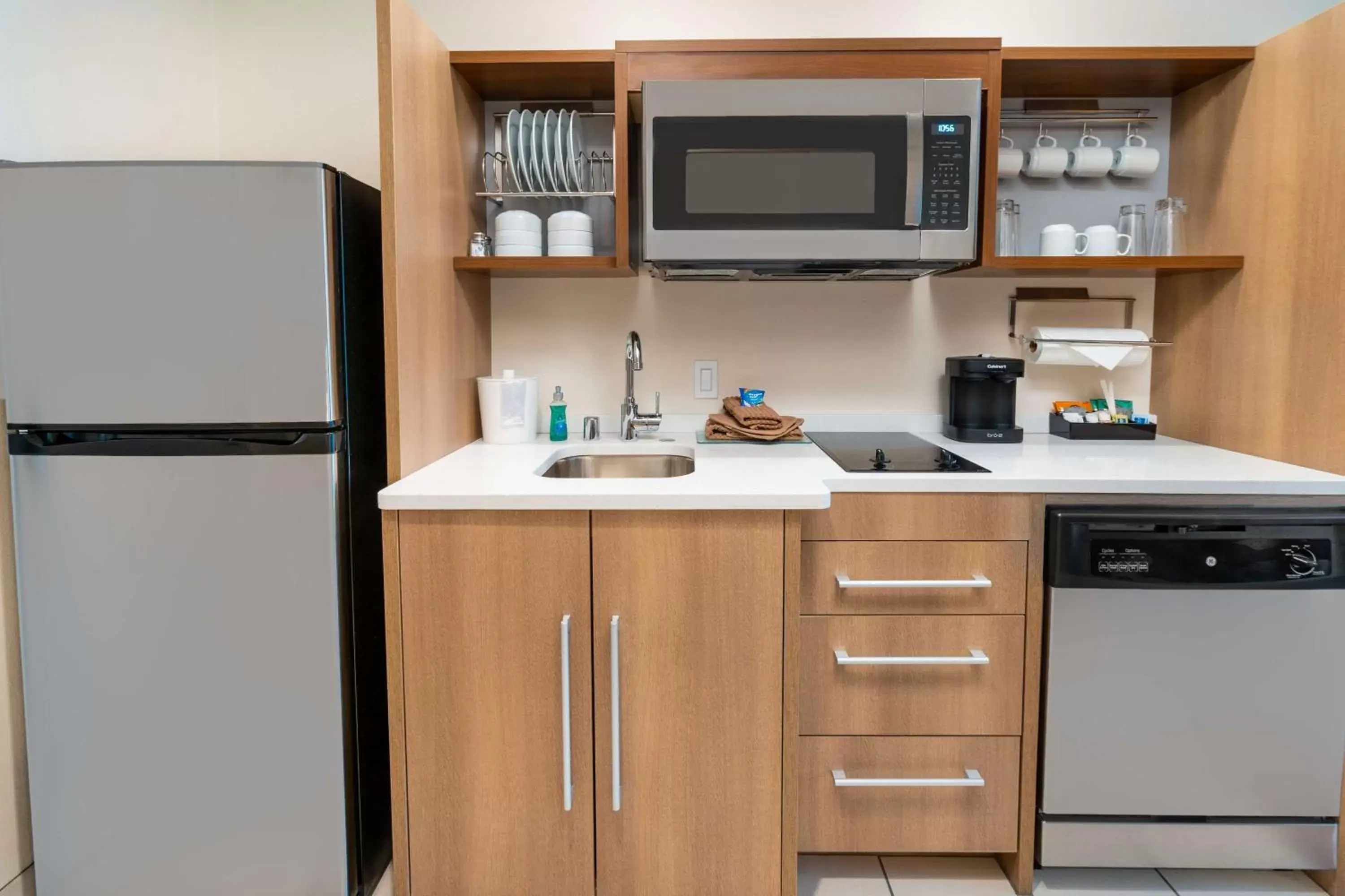 Kitchen or kitchenette, Kitchen/Kitchenette in Home2 Suites Corona, Ca