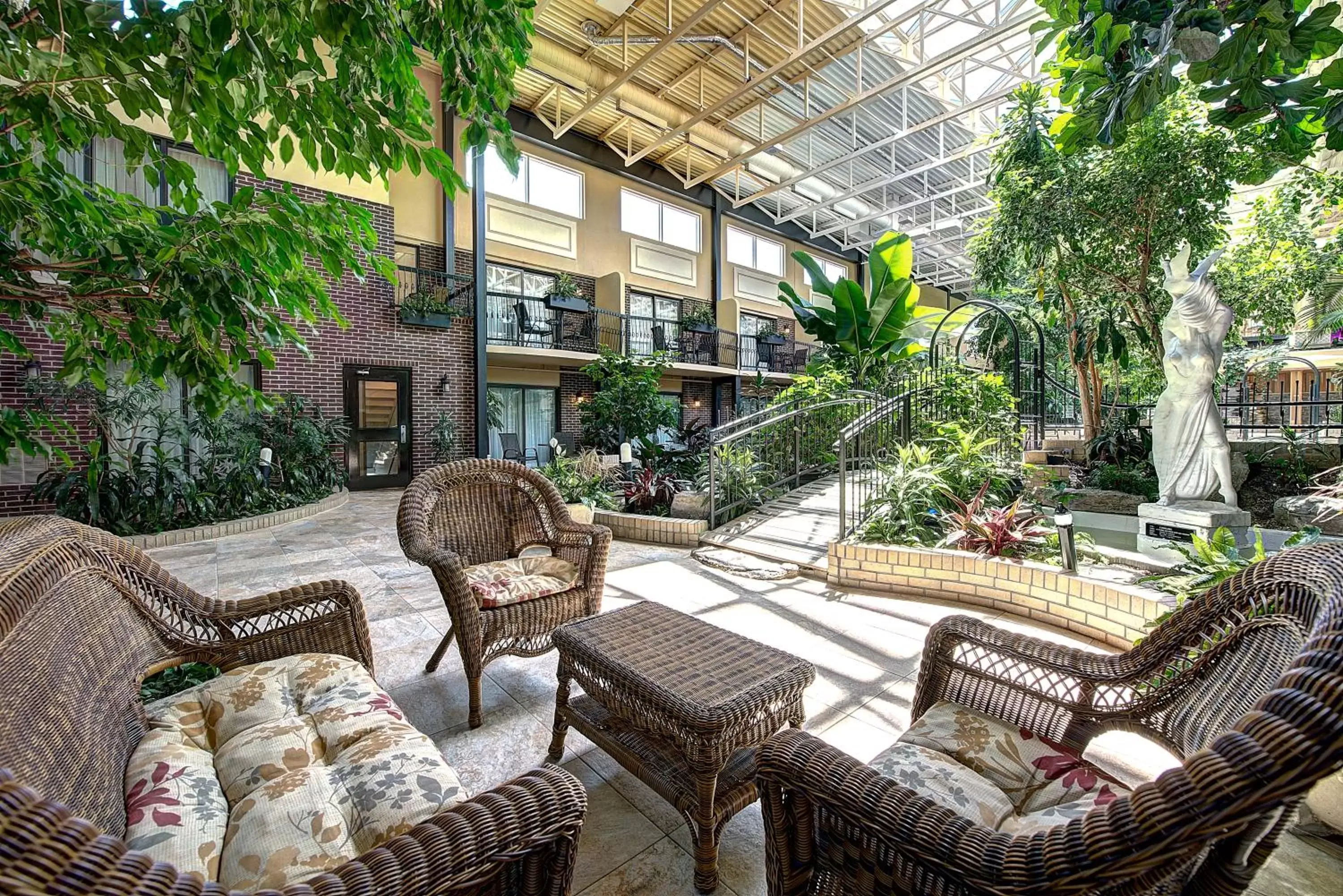 Lobby or reception in Hotel L'Oiseliere Montmagny