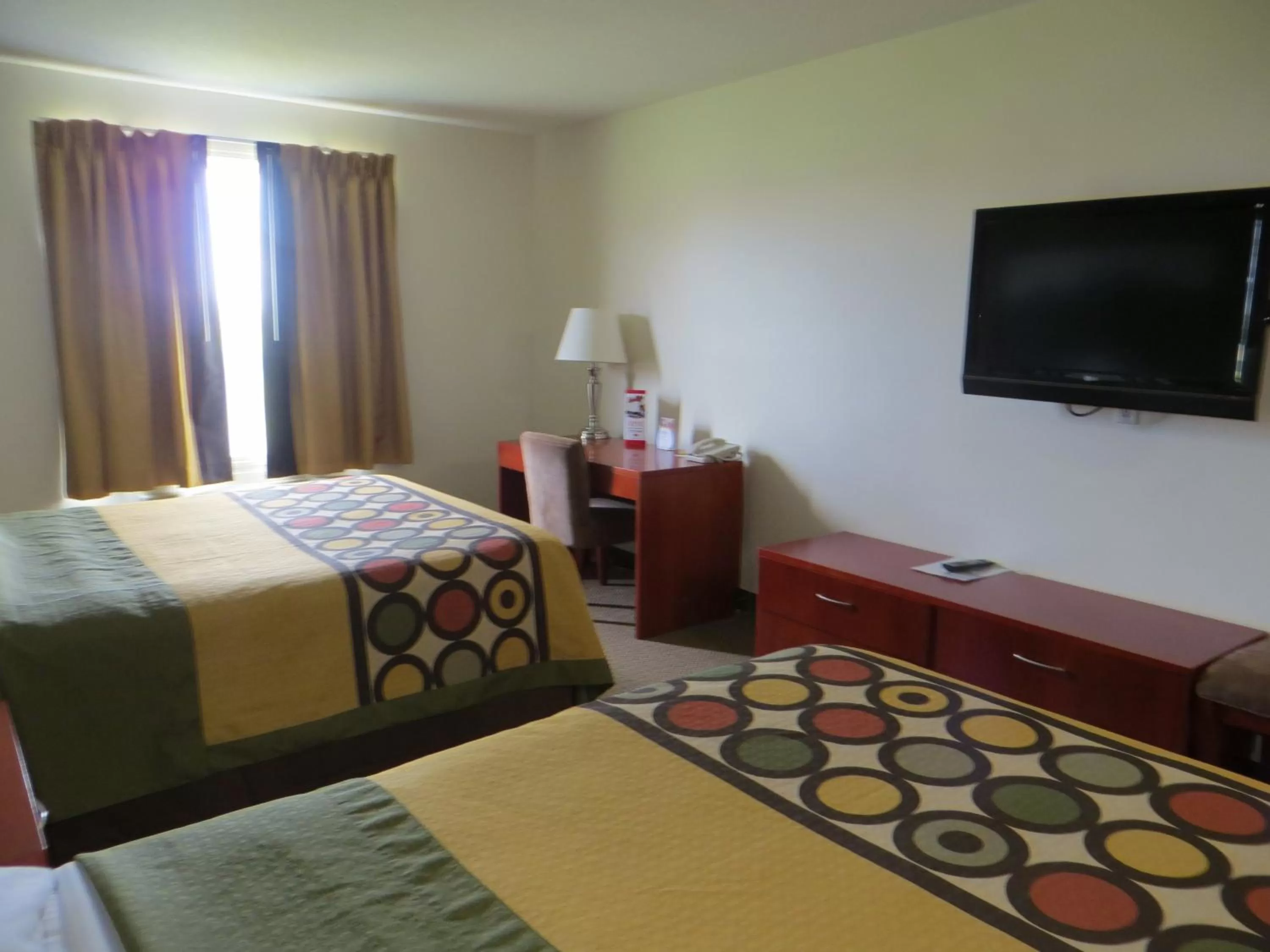 Photo of the whole room, Bed in Super 8 by Wyndham Sherwood Park/Edmonton Area