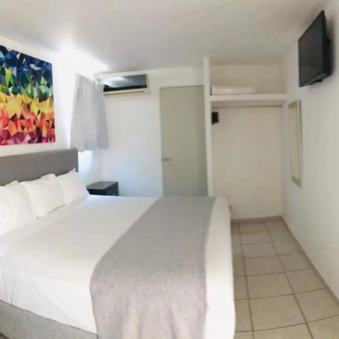 Bathroom, Bed in Container Inn Hotel Aeropuerto