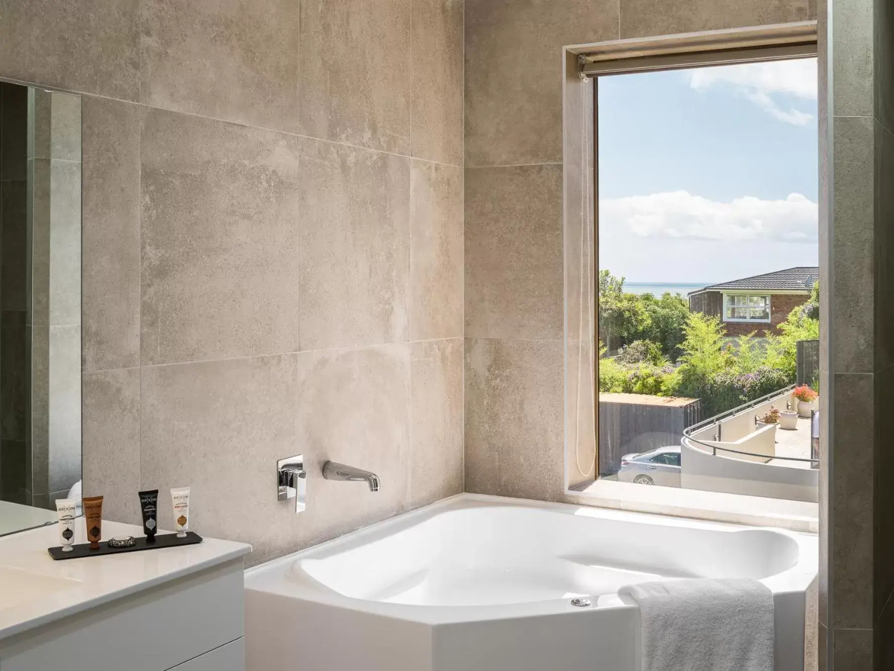 Bathroom in Carnmore Hotel Takapuna