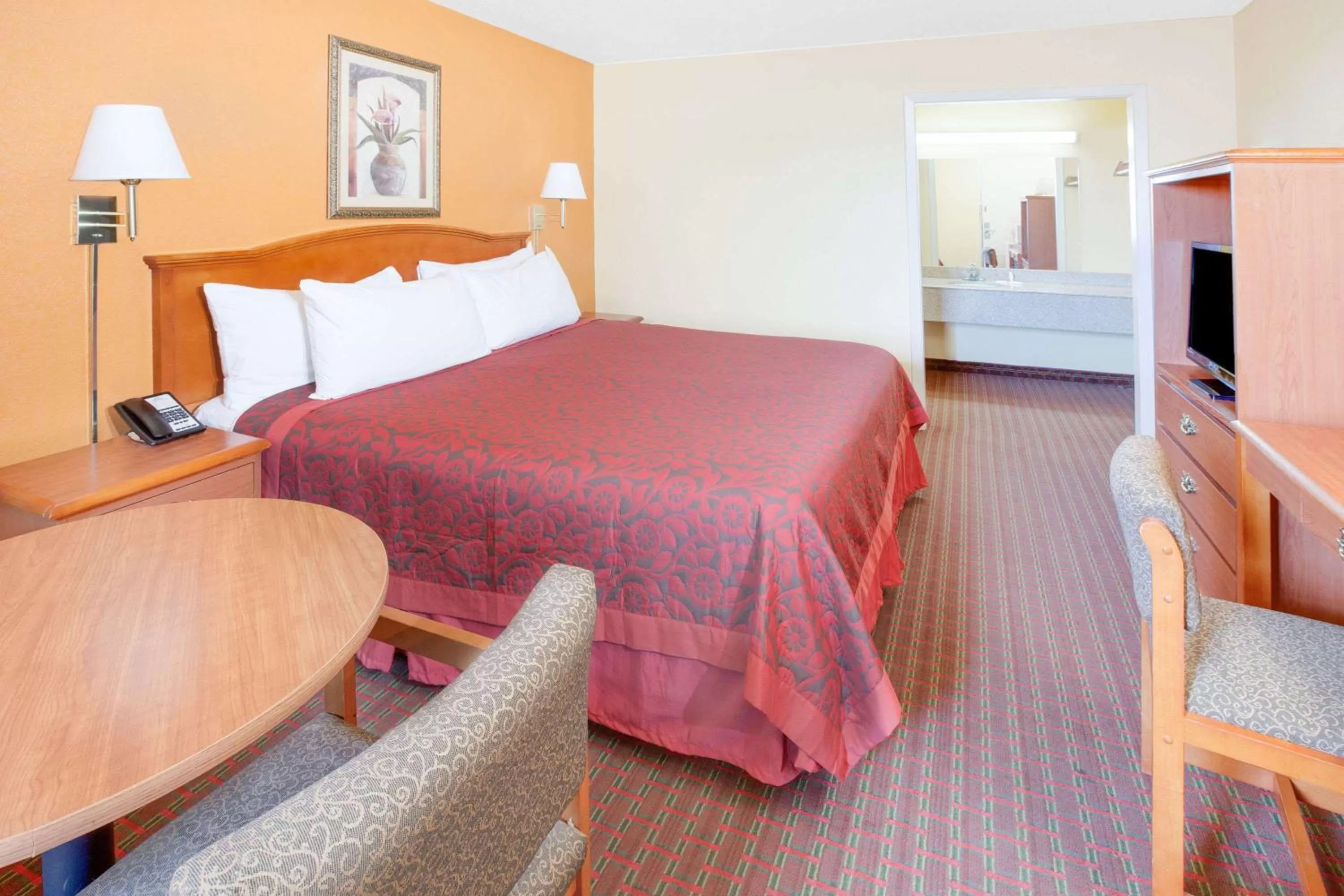 Photo of the whole room, Bed in Sunrise Extended Stay