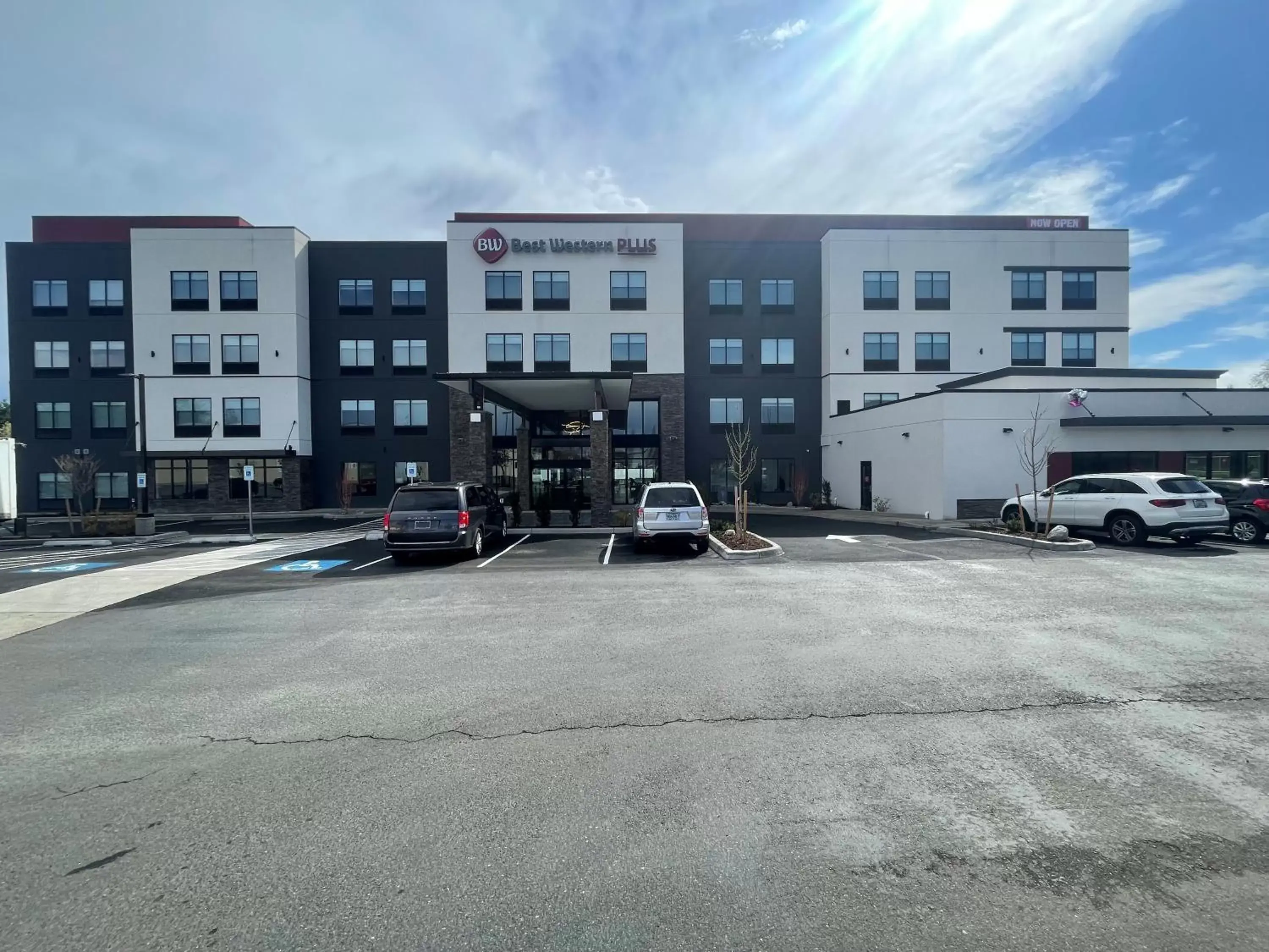 Property Building in Best Western Plus Tacoma Hotel