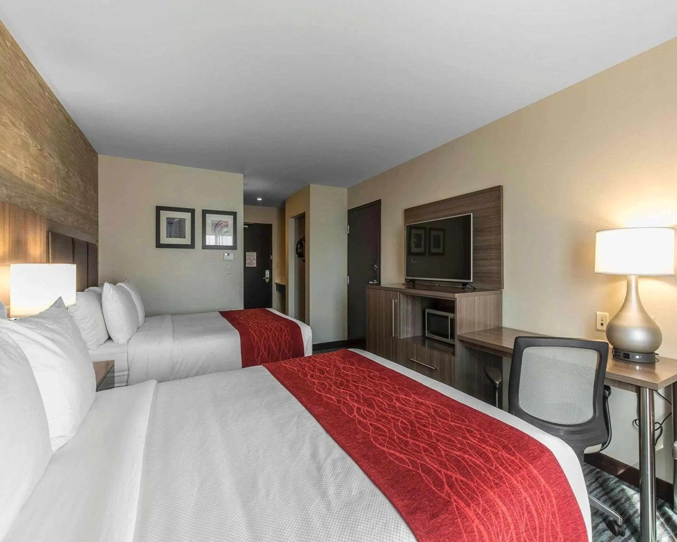 Photo of the whole room, Bed in Comfort Inn & Suites Airport North
