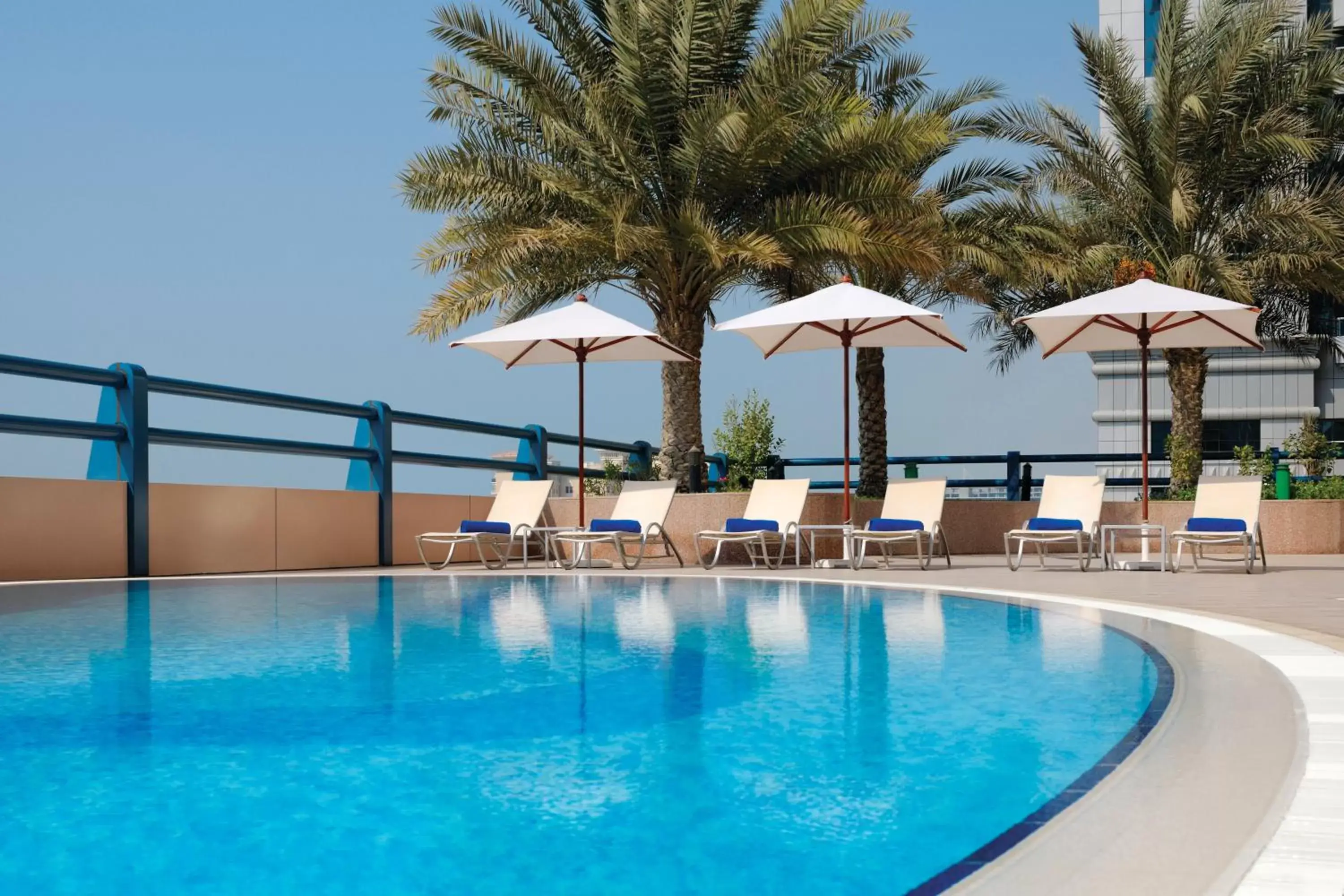 Swimming Pool in Dubai Marriott Harbour Hotel And Suites