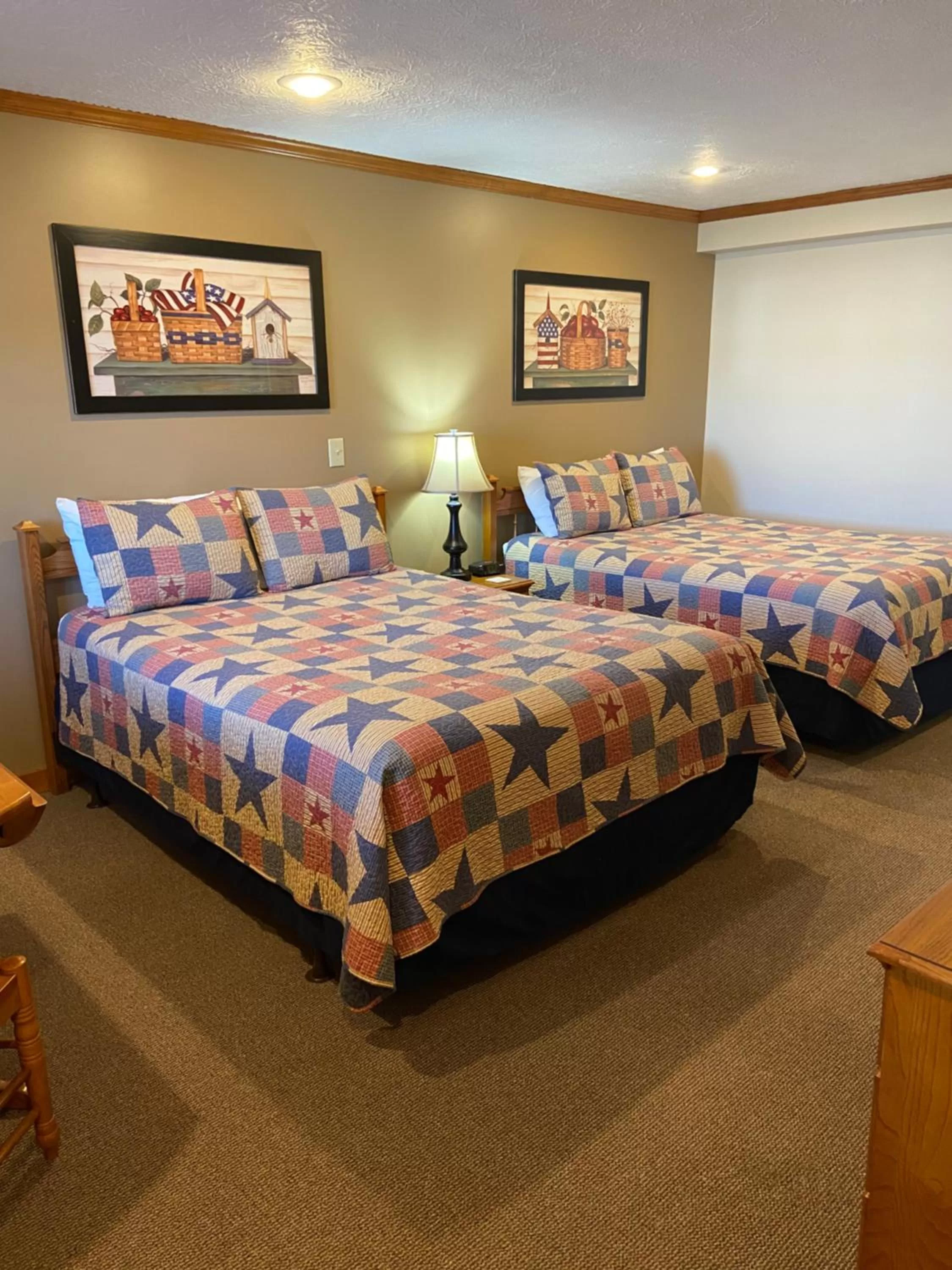 Photo of the whole room, Bed in The Garrett Inn