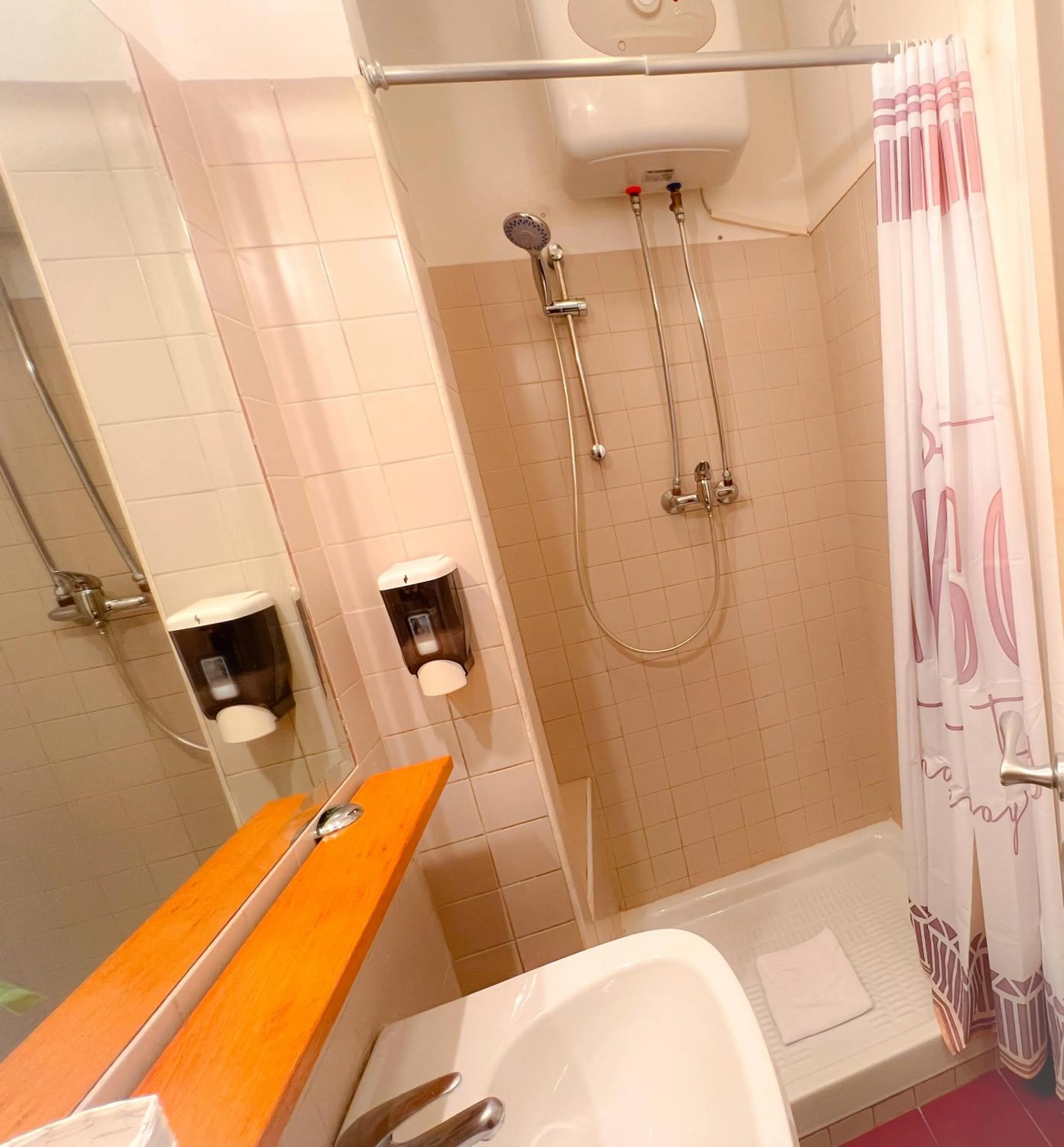 Shower in Booking House Rome