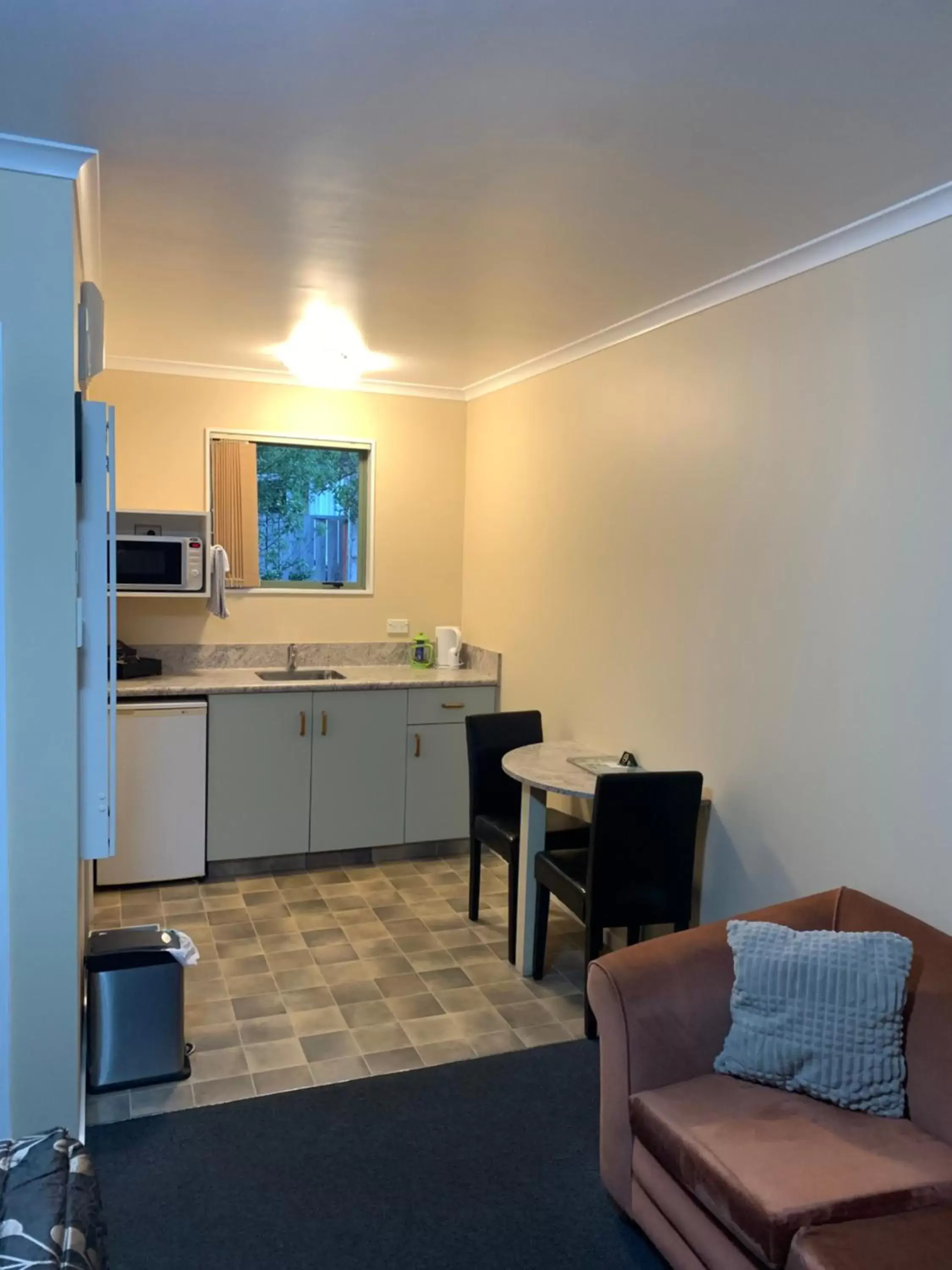 Living room, Kitchen/Kitchenette in Aldan Lodge