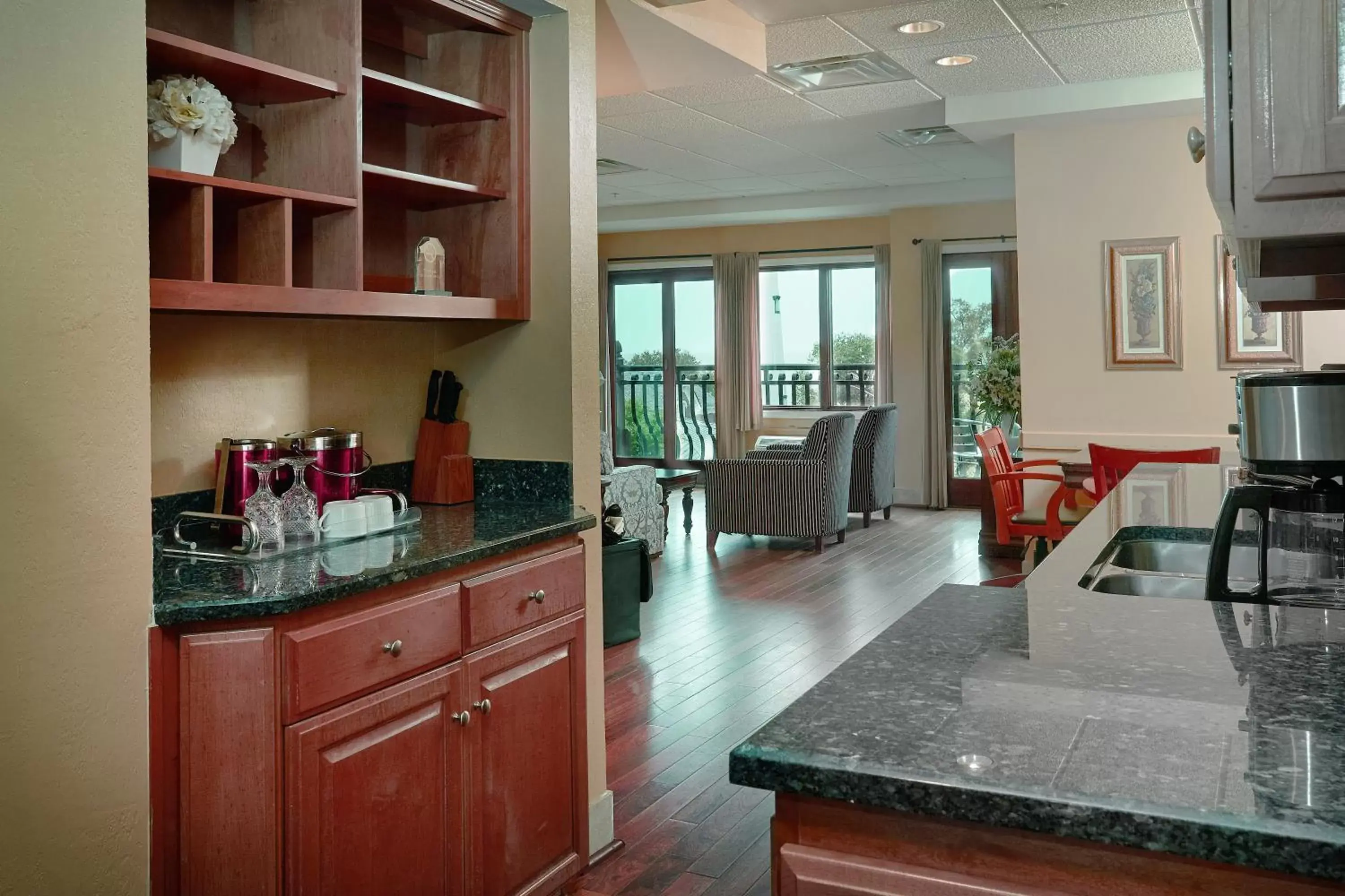 Coffee/tea facilities, Kitchen/Kitchenette in Ocean Inn & Suites