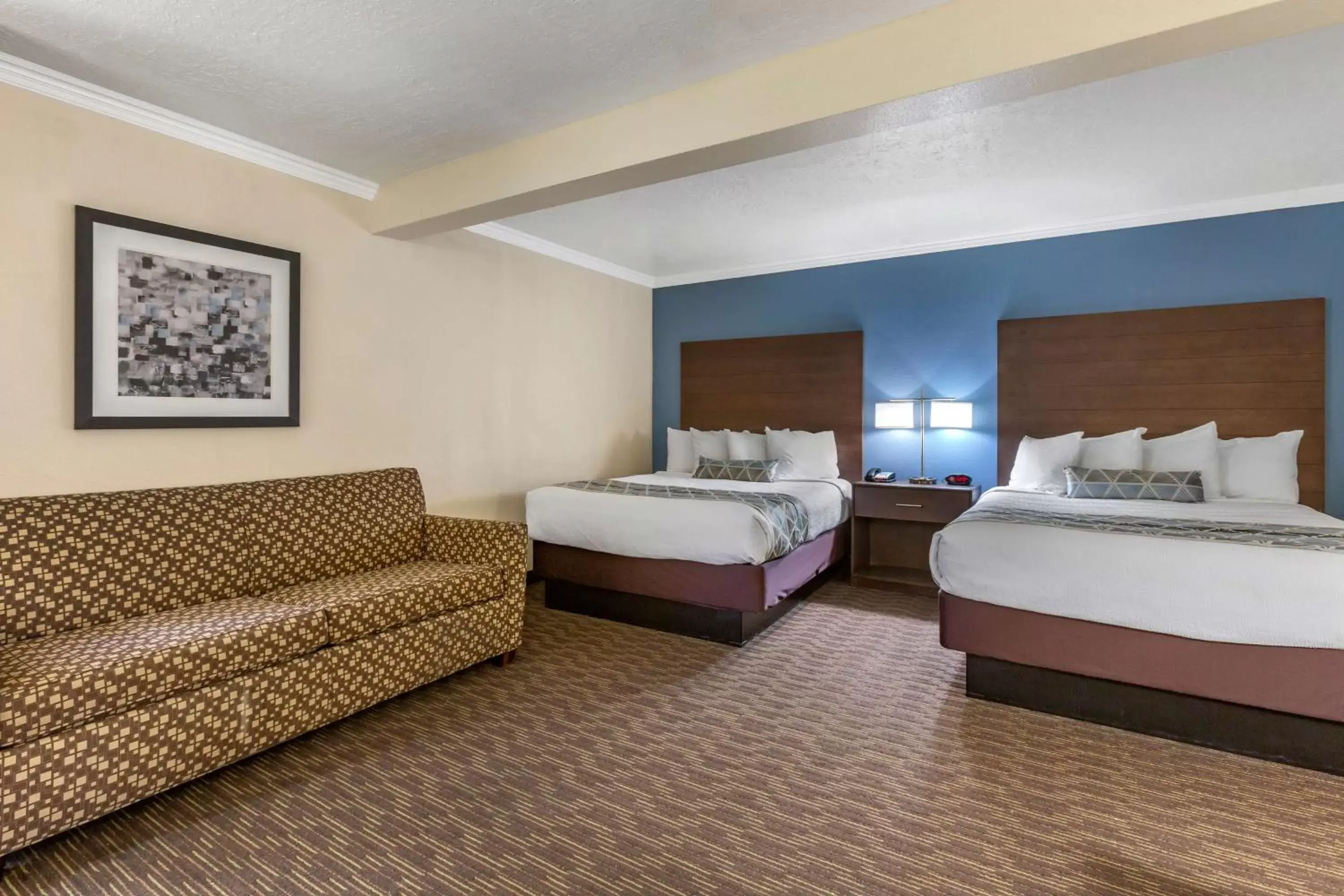 Photo of the whole room, Bed in Best Western Airport Albuquerque InnSuites Hotel & Suites