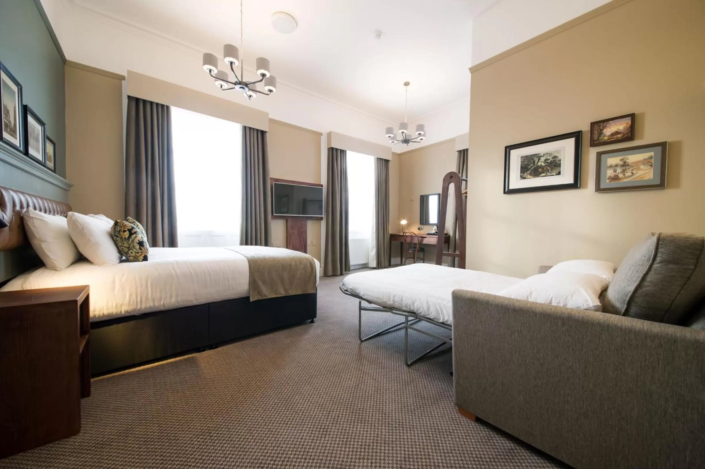 Photo of the whole room in The Cheshire Cat by Innkeeper's Collection