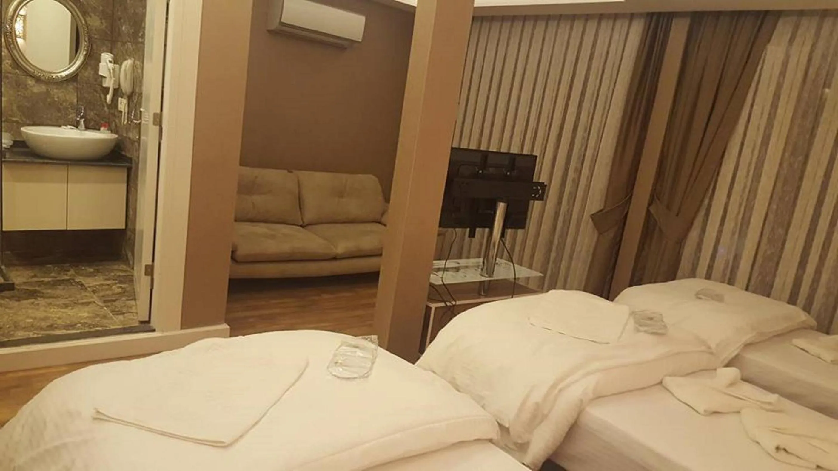 Shower, Bed in Sun Comfort Hotel