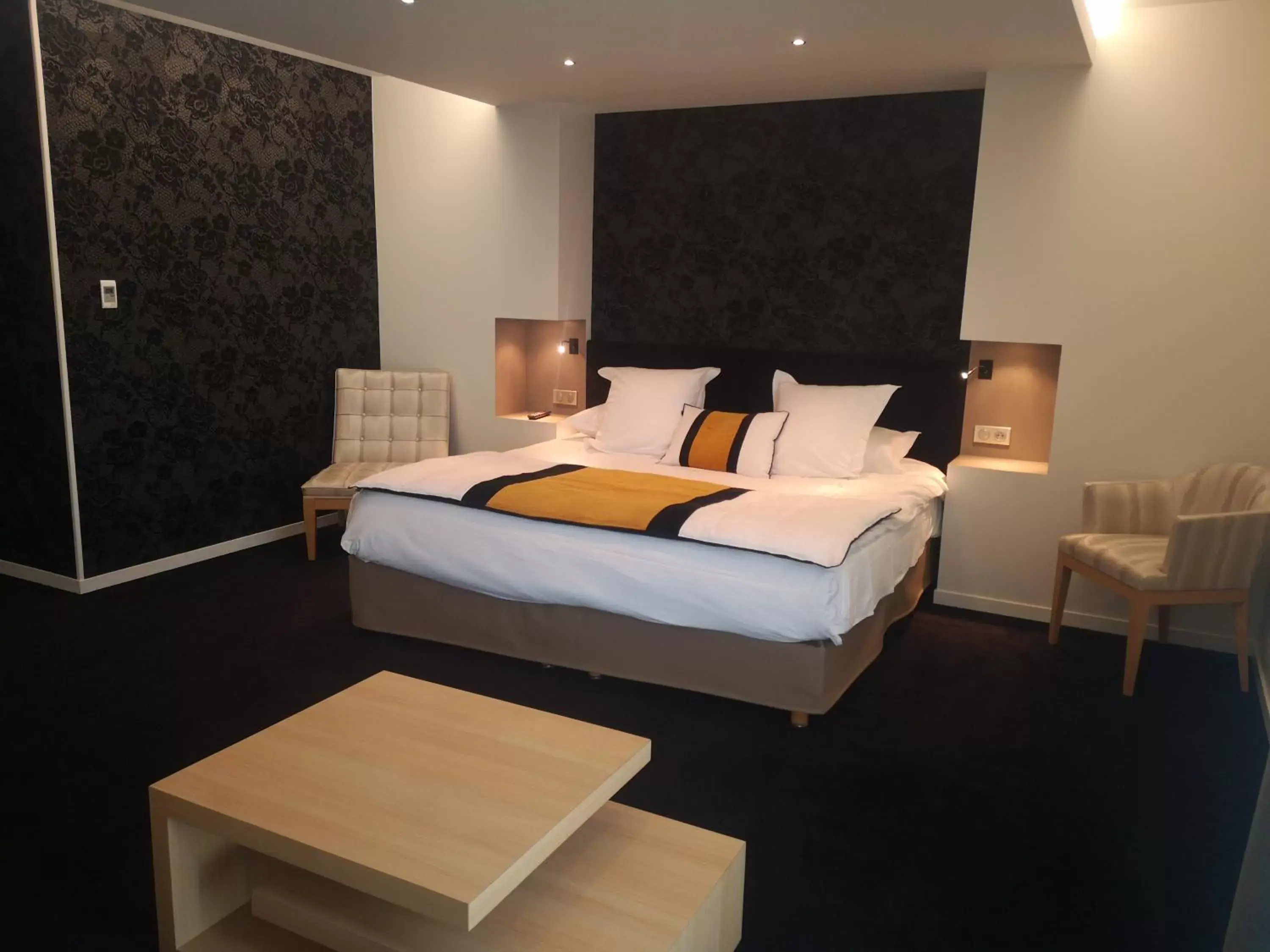 Bed in Les Suites - Konine 4 - Hotel & Bar & Restaurant