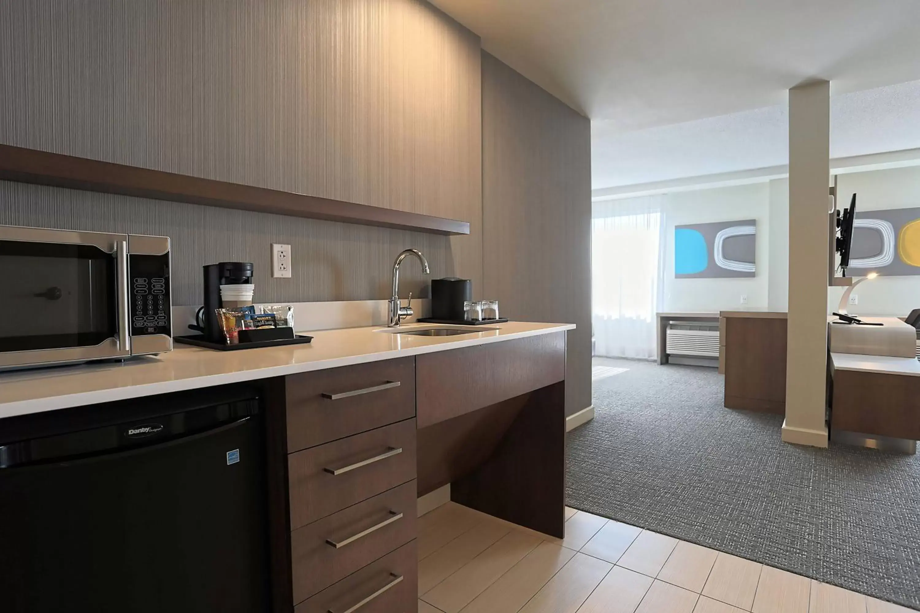 Bedroom, Kitchen/Kitchenette in Courtyard by Marriott Montreal West Island/Baie D’Urfe