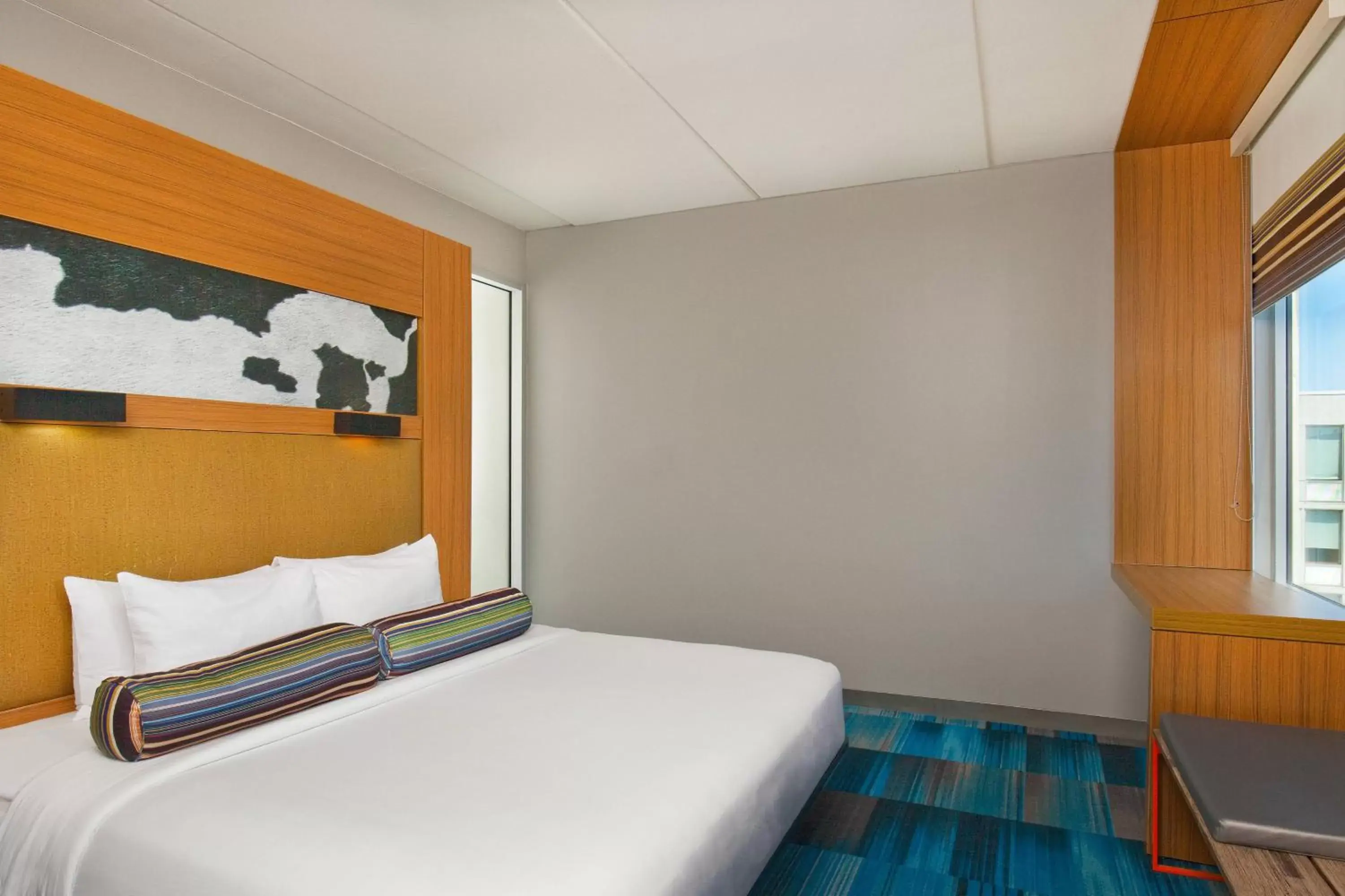 Photo of the whole room, Bed in Aloft Bolingbrook