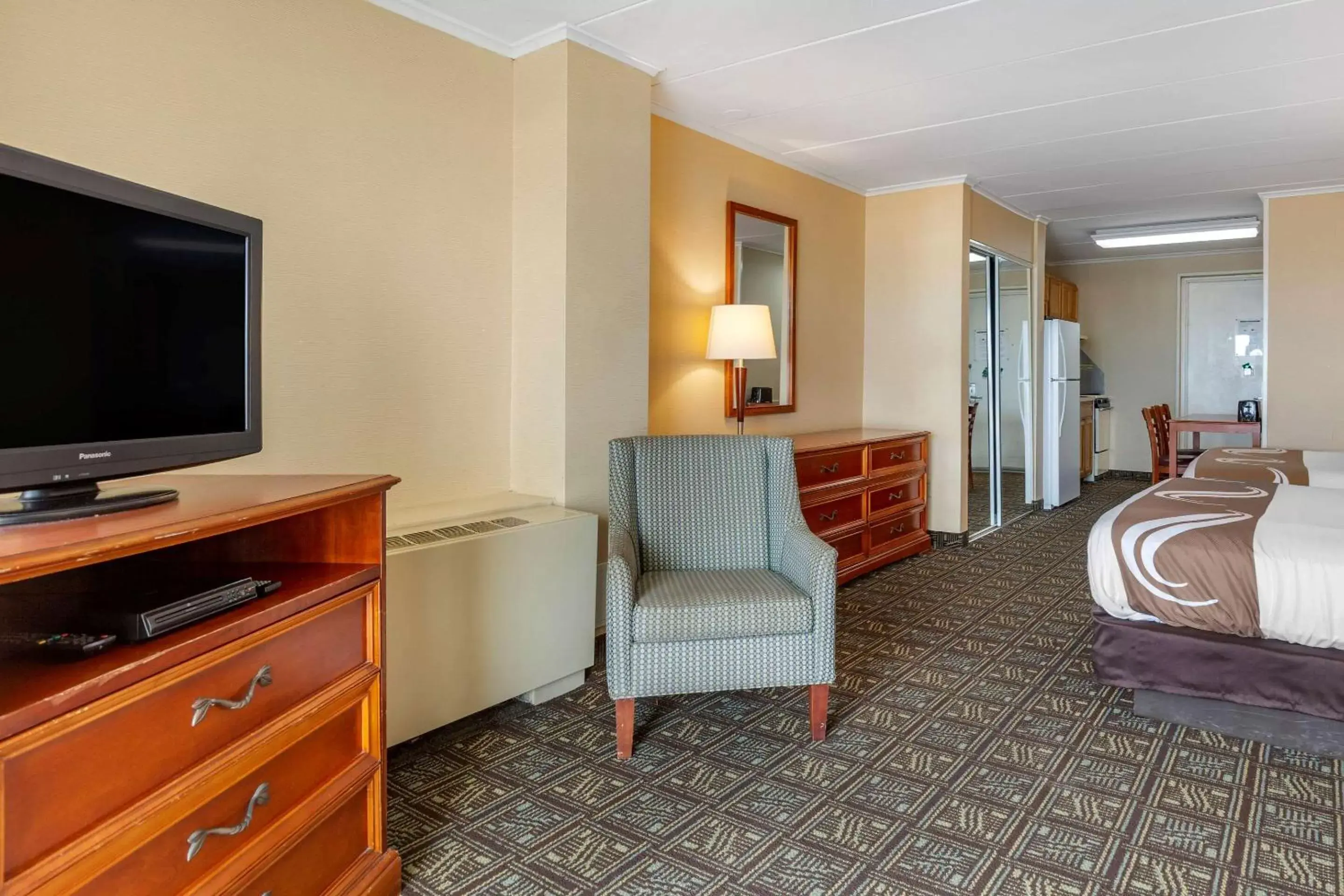 Photo of the whole room, TV/Entertainment Center in Quality Inn Boardwalk