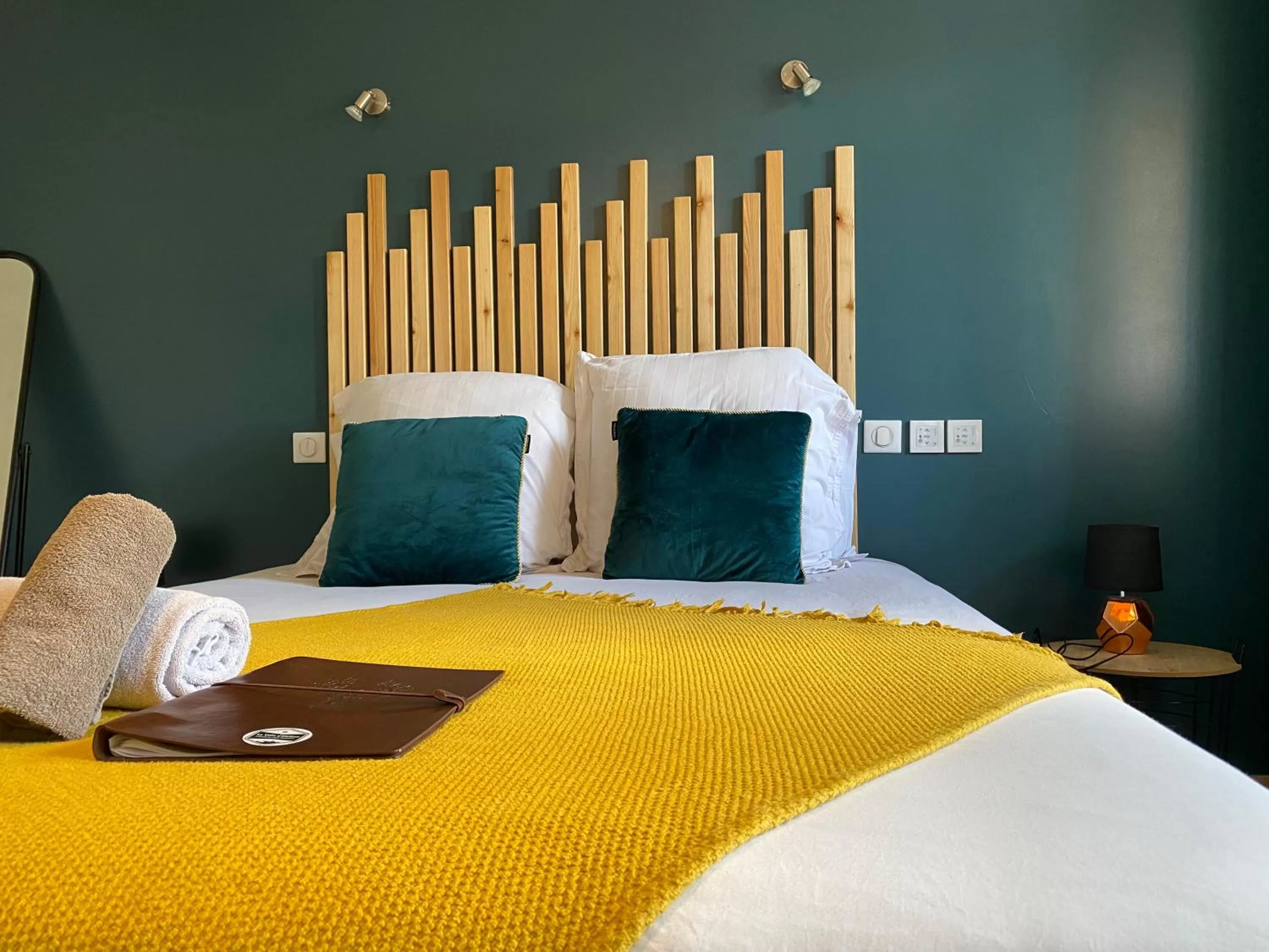 Bedroom, Bed in La Villa d'Hélène 2 - Chambres d'hôtes BnB et Appartements - Cluses