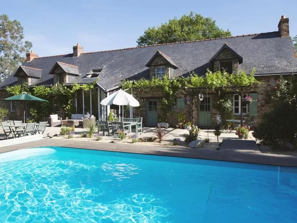 Pool view, Swimming Pool in Chambres d'Hotes - La Marmoire